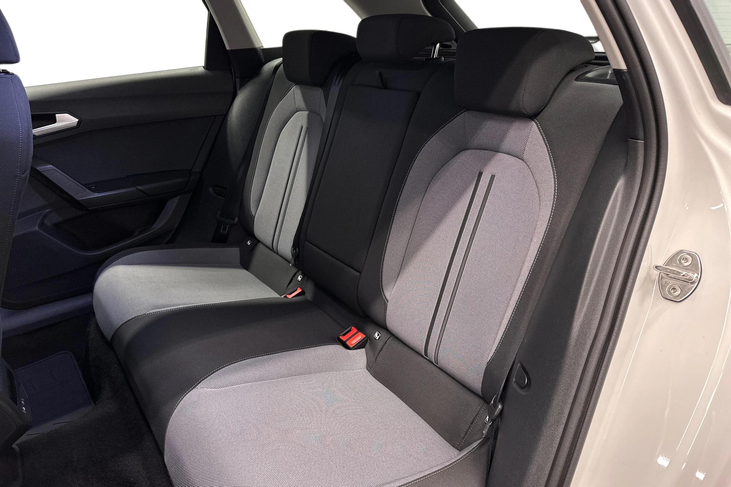 valkoinen SEAT Leon Sportstourer 2024 kuva 11.