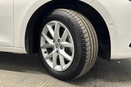 valkoinen SEAT Leon Sportstourer 2024 kuva 13.