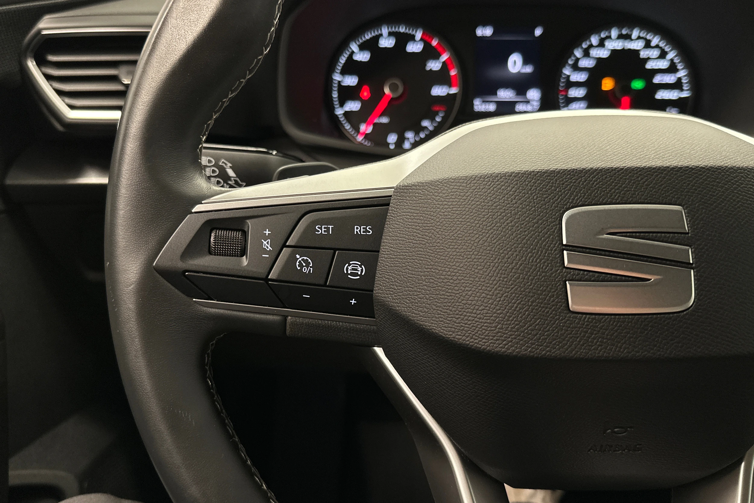 valkoinen SEAT Leon Sportstourer 2024 kuva 15.