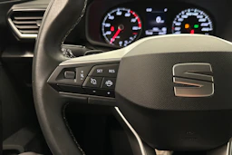 valkoinen SEAT Leon Sportstourer 2024 kuva 15.