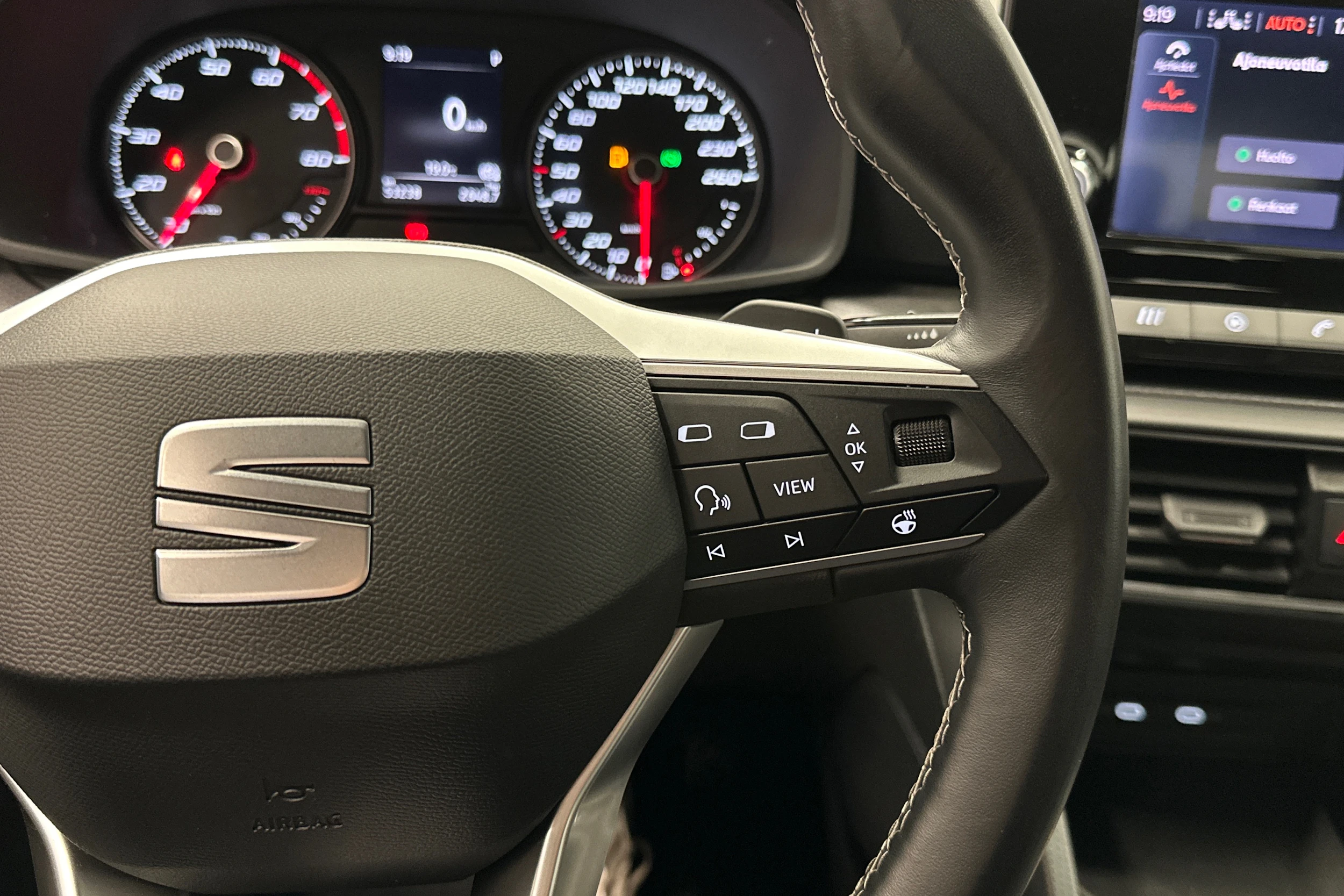 valkoinen SEAT Leon Sportstourer 2024 kuva 16.