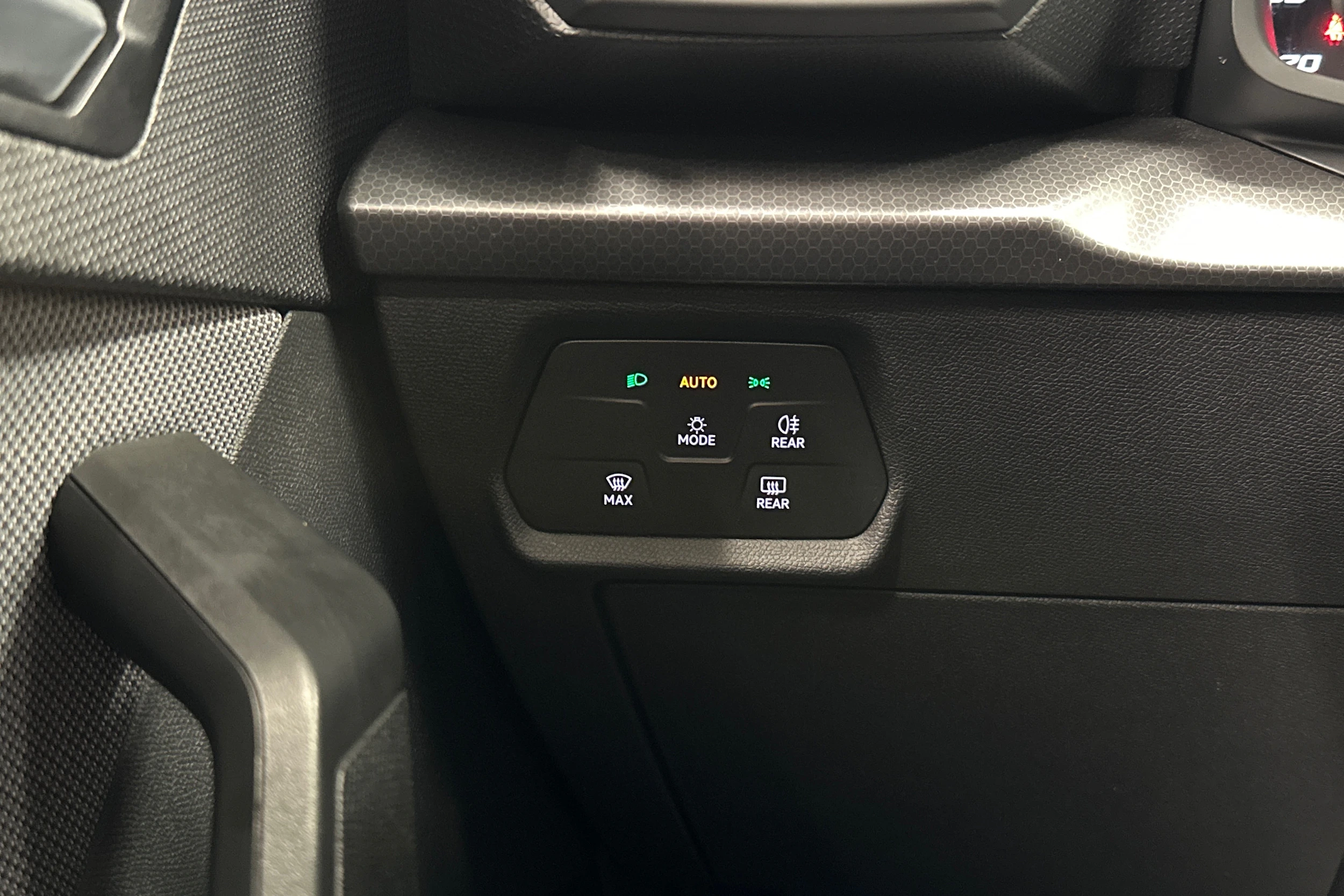 valkoinen SEAT Leon Sportstourer 2024 kuva 18.