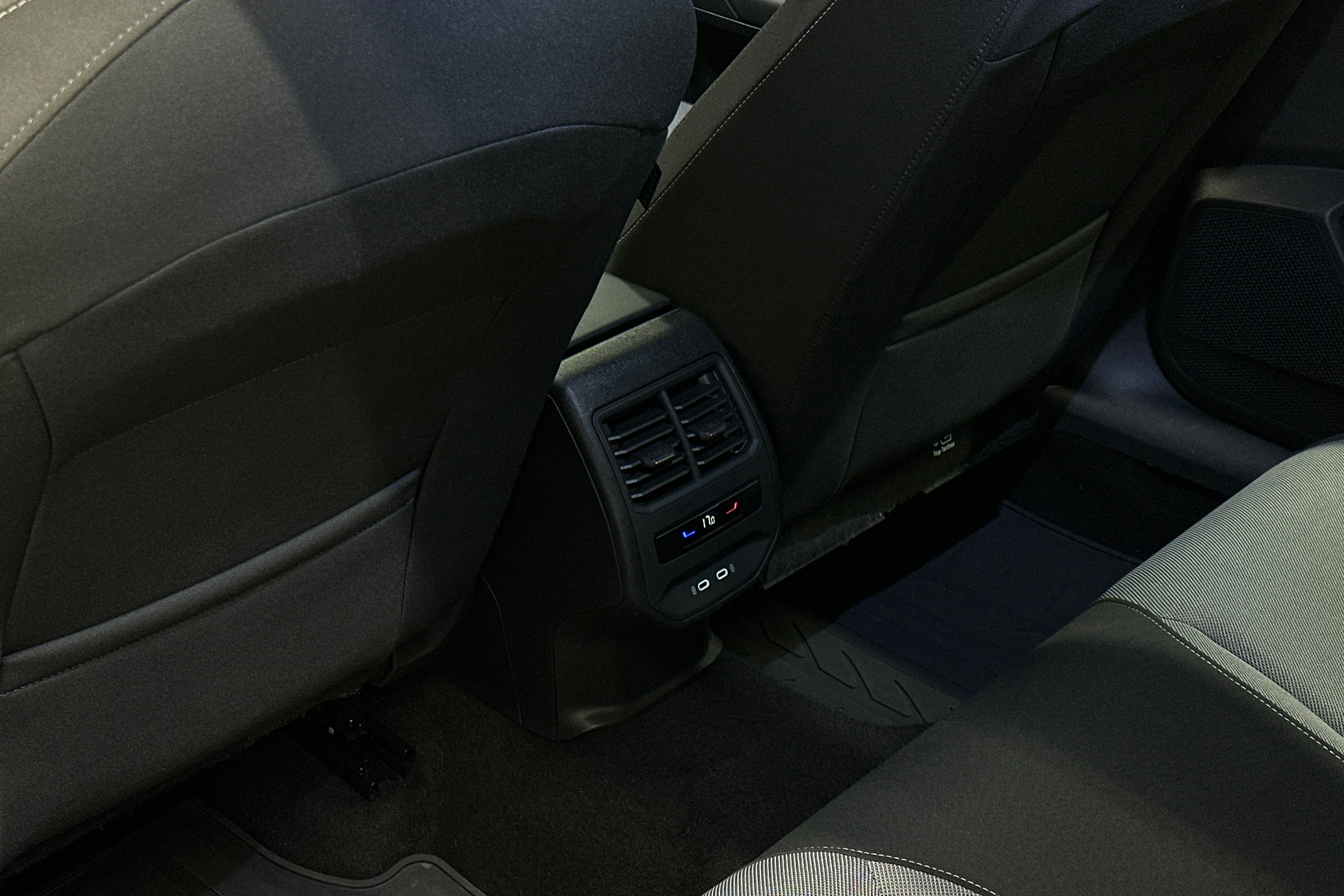 valkoinen SEAT Leon Sportstourer 2024 kuva 33.