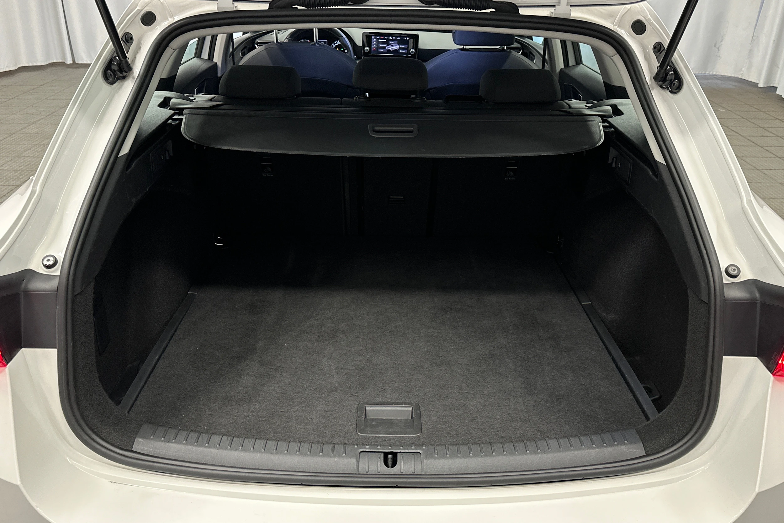 valkoinen SEAT Leon Sportstourer 2024 kuva 34.