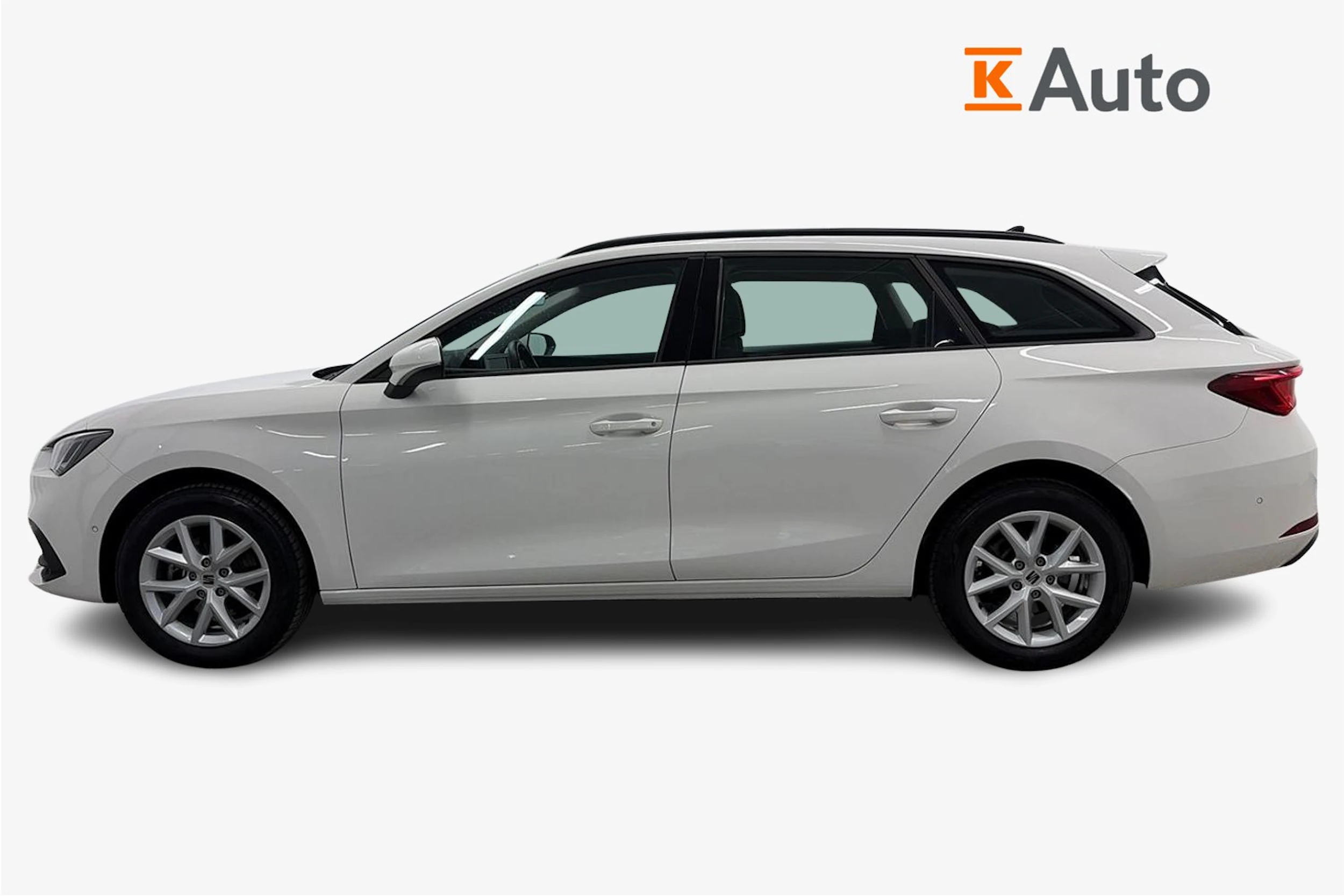 valkoinen SEAT Leon Sportstourer 2024 kuva 7.