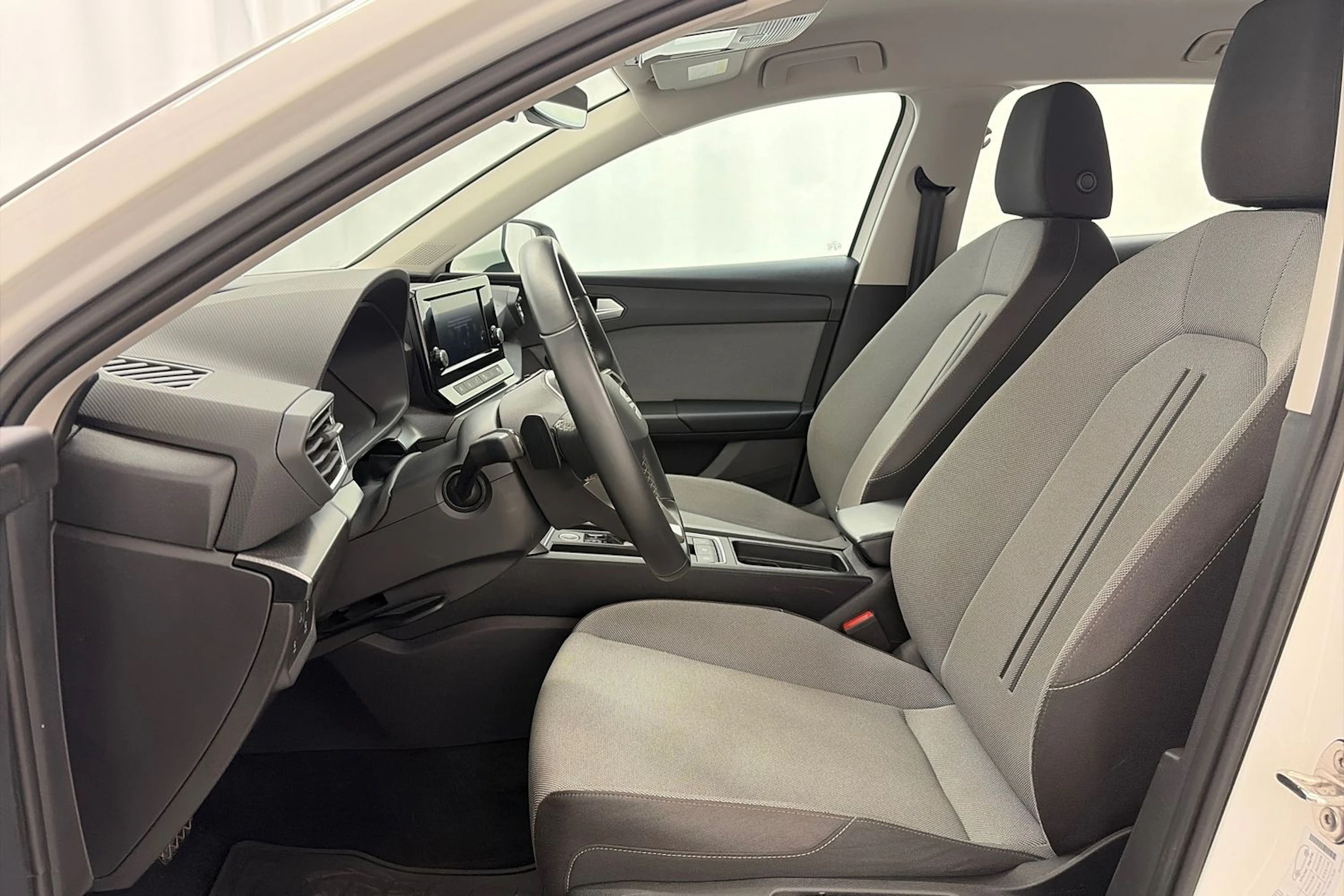 valkoinen SEAT Leon Sportstourer 2024 kuva 16.