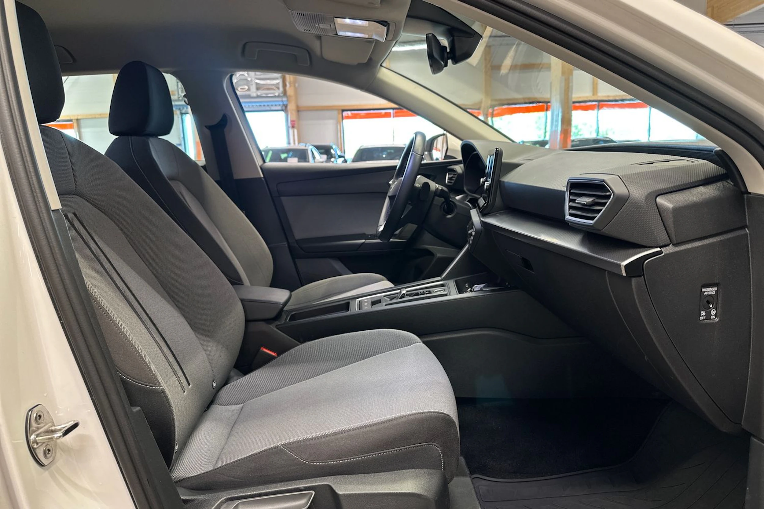 valkoinen SEAT Leon Sportstourer 2024 kuva 11.