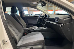 valkoinen SEAT Leon Sportstourer 2024 kuva 11.