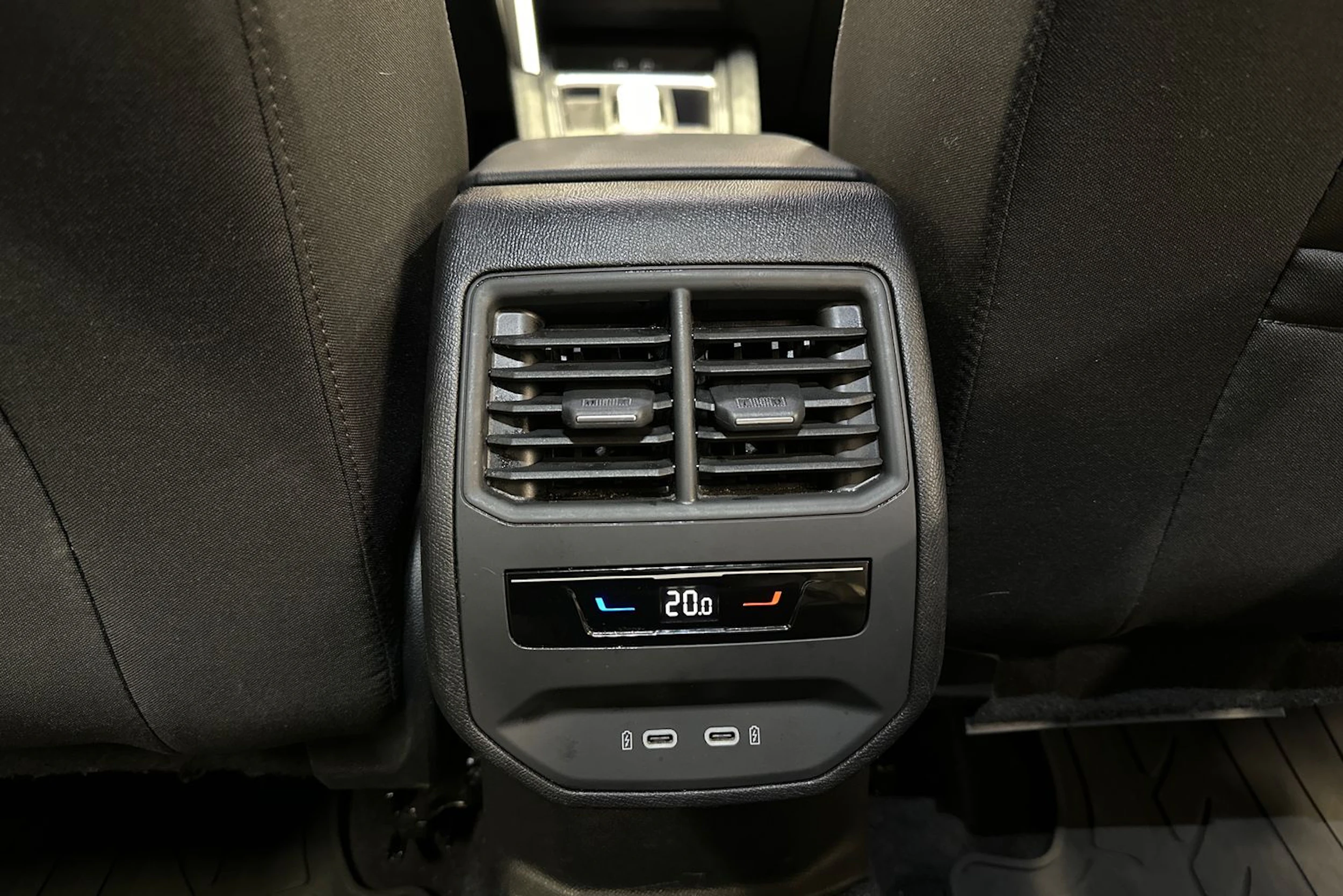 valkoinen SEAT Leon Sportstourer 2024 kuva 12.