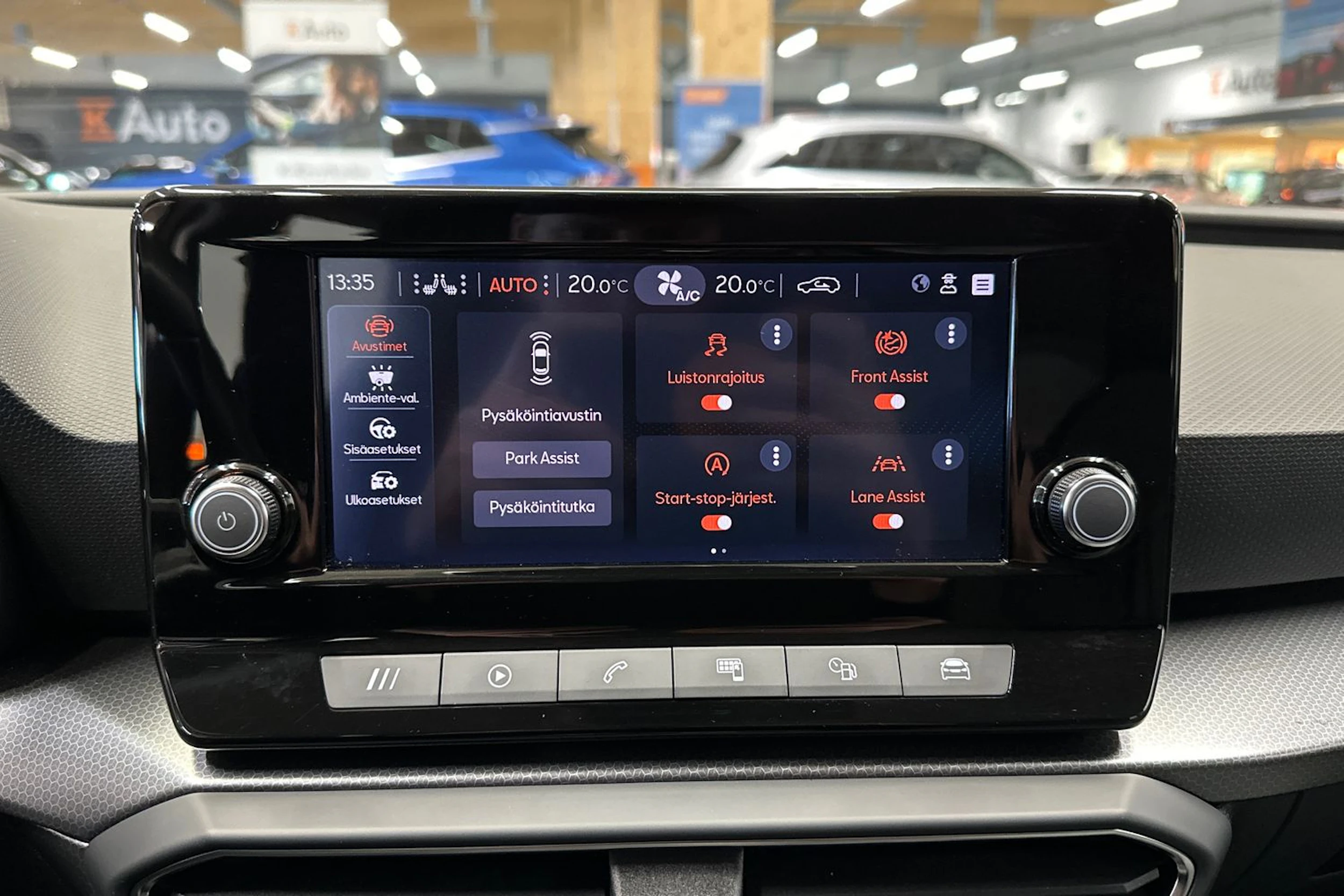 valkoinen SEAT Leon Sportstourer 2024 kuva 15.