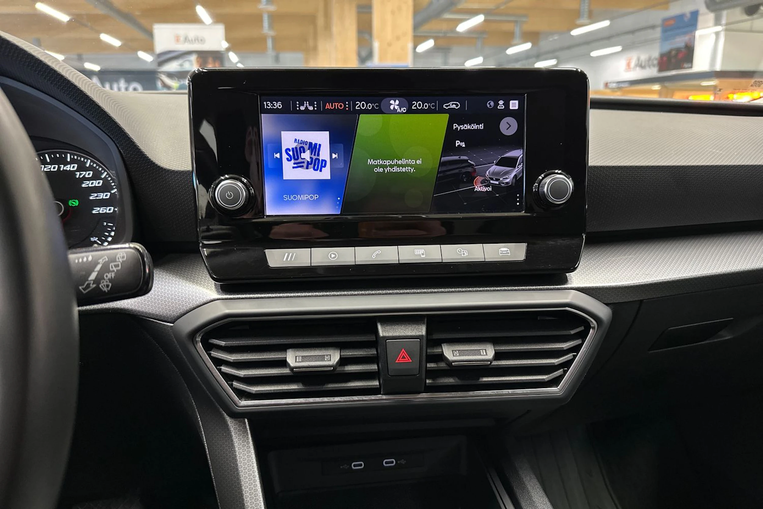 valkoinen SEAT Leon Sportstourer 2024 kuva 16.