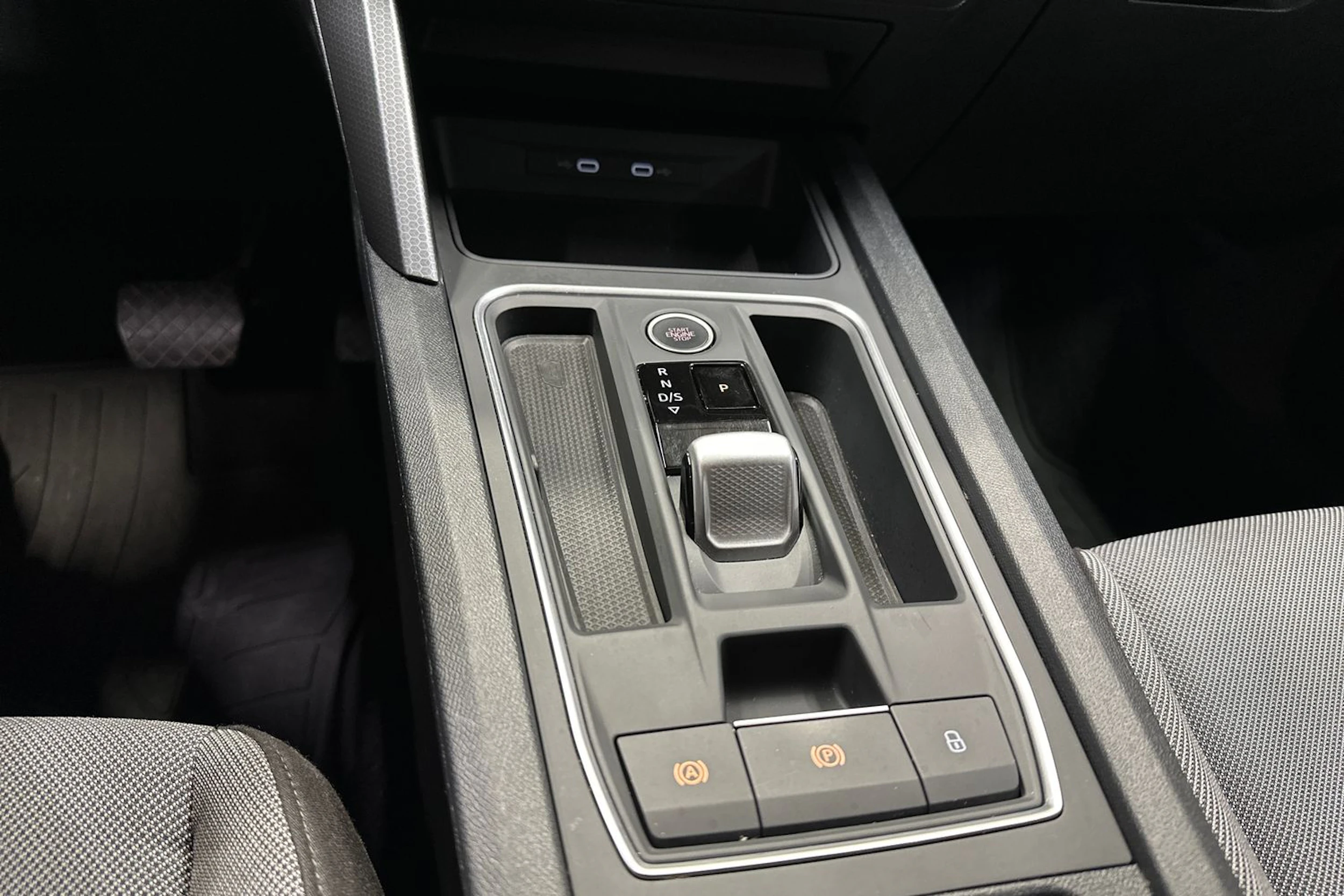 valkoinen SEAT Leon Sportstourer 2024 kuva 17.