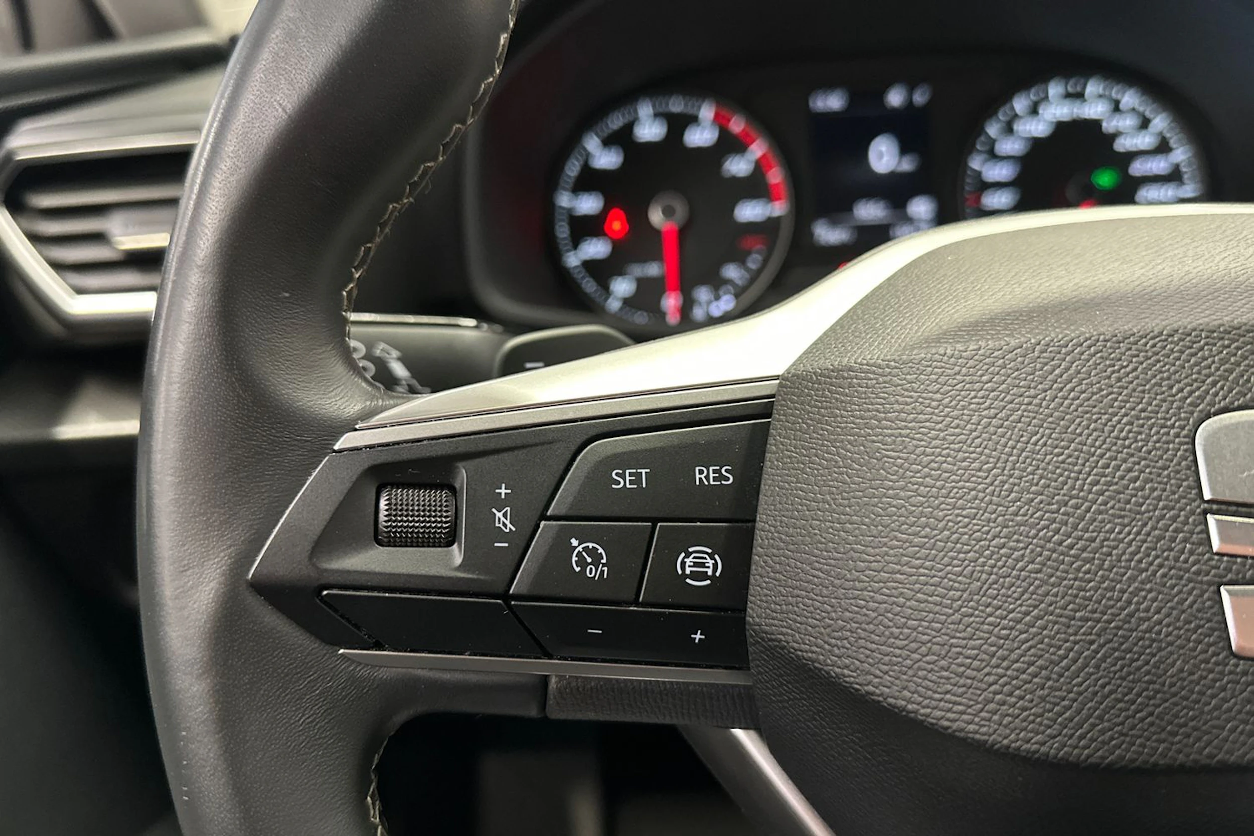 valkoinen SEAT Leon Sportstourer 2024 kuva 19.