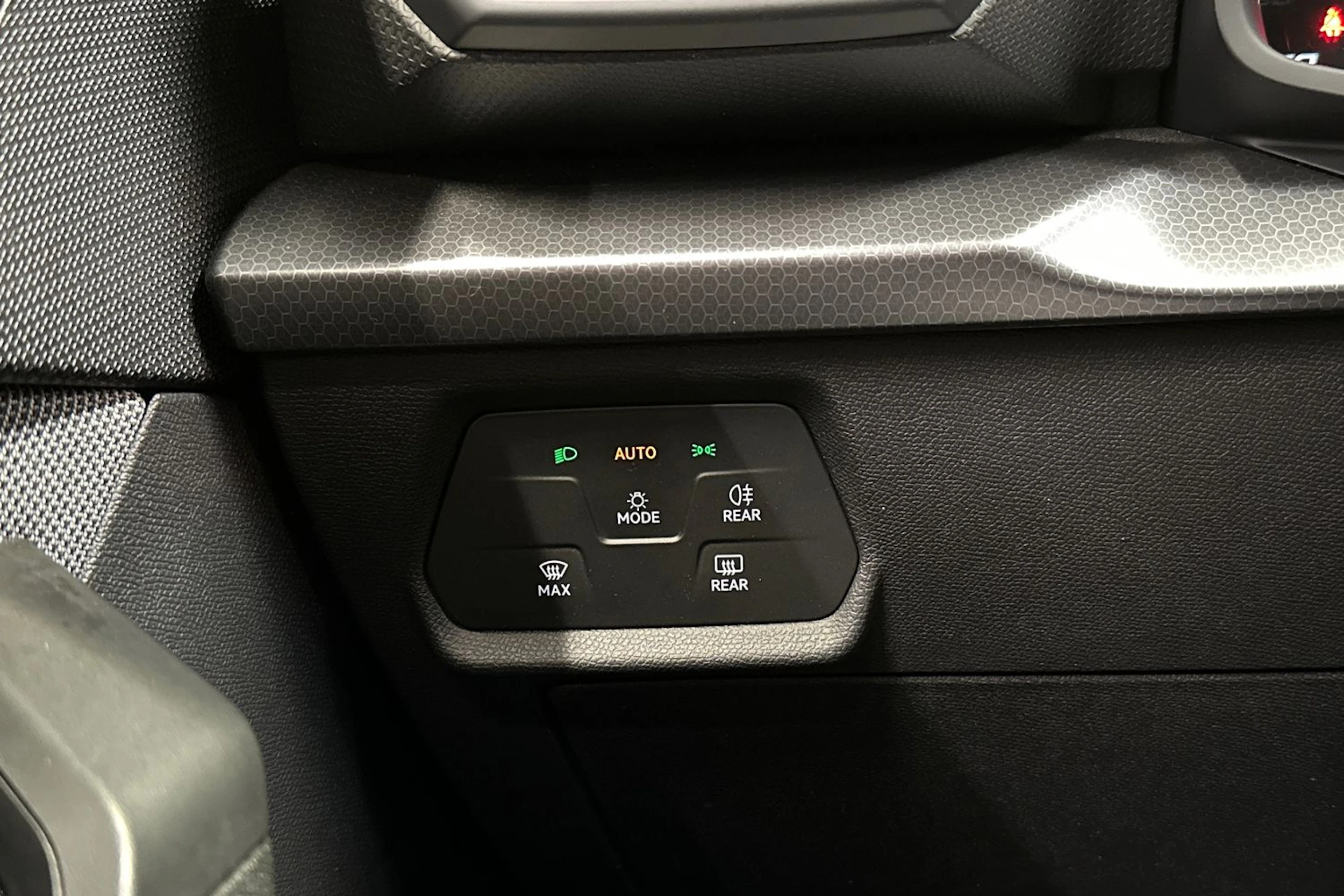 valkoinen SEAT Leon Sportstourer 2024 kuva 21.