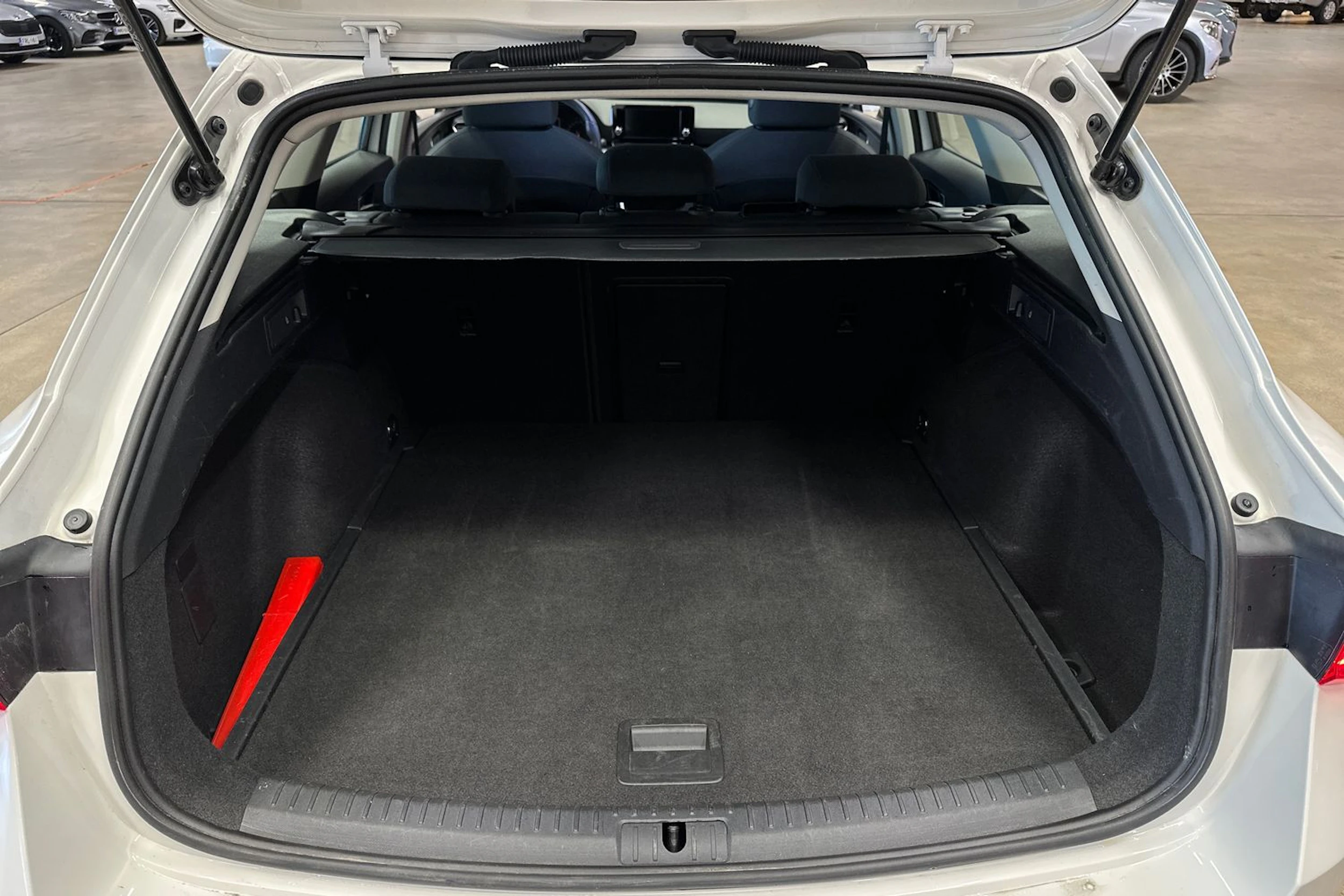 valkoinen SEAT Leon Sportstourer 2024 kuva 23.