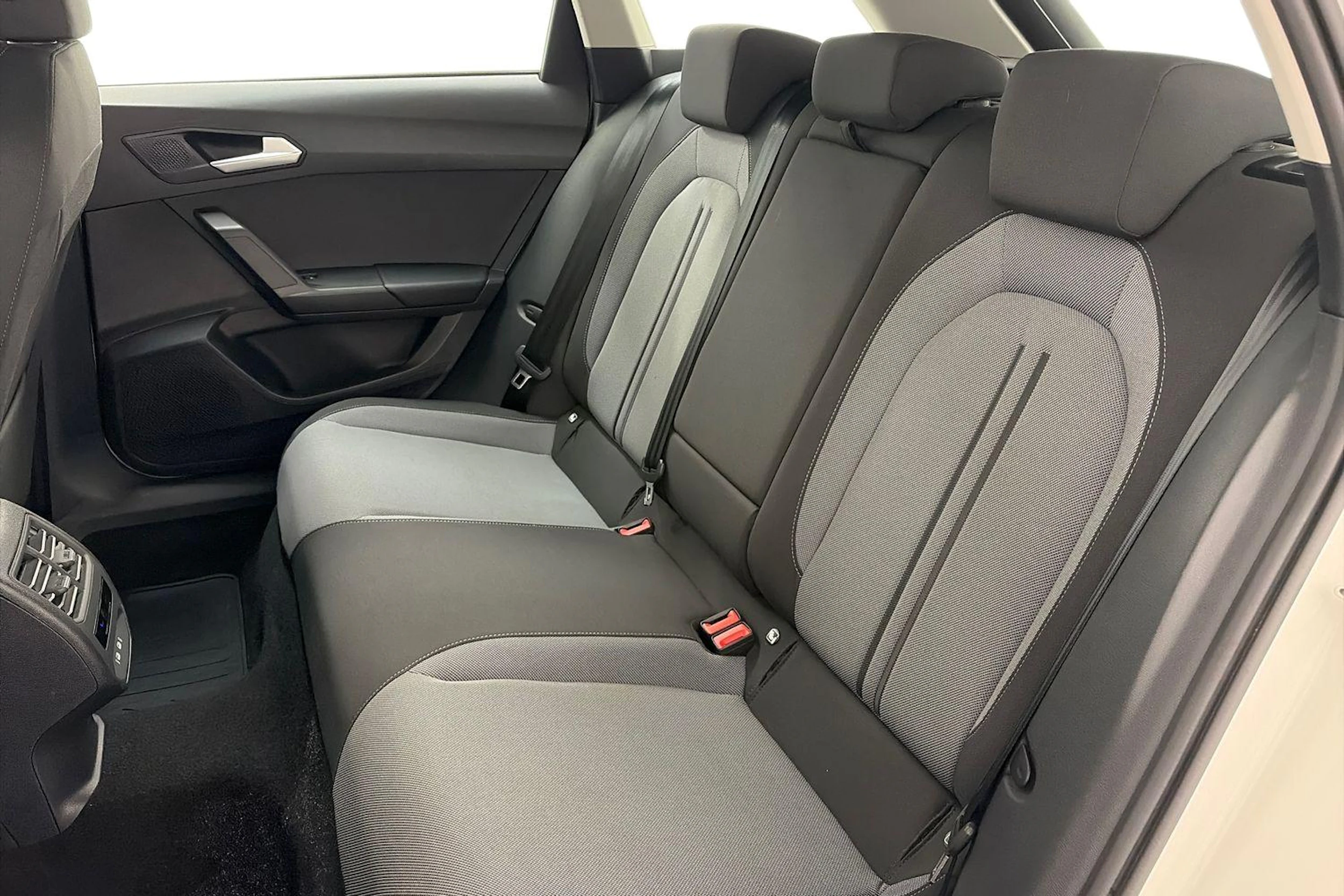 valkoinen SEAT Leon Sportstourer 2024 kuva 8.