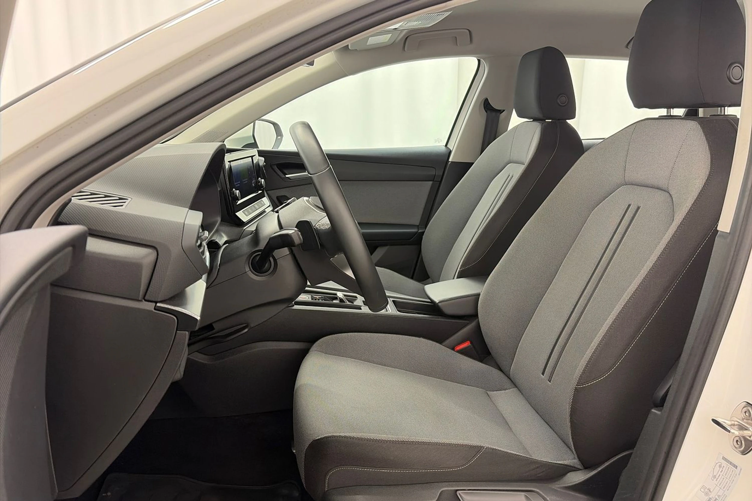 valkoinen SEAT Leon Sportstourer 2024 kuva 12.