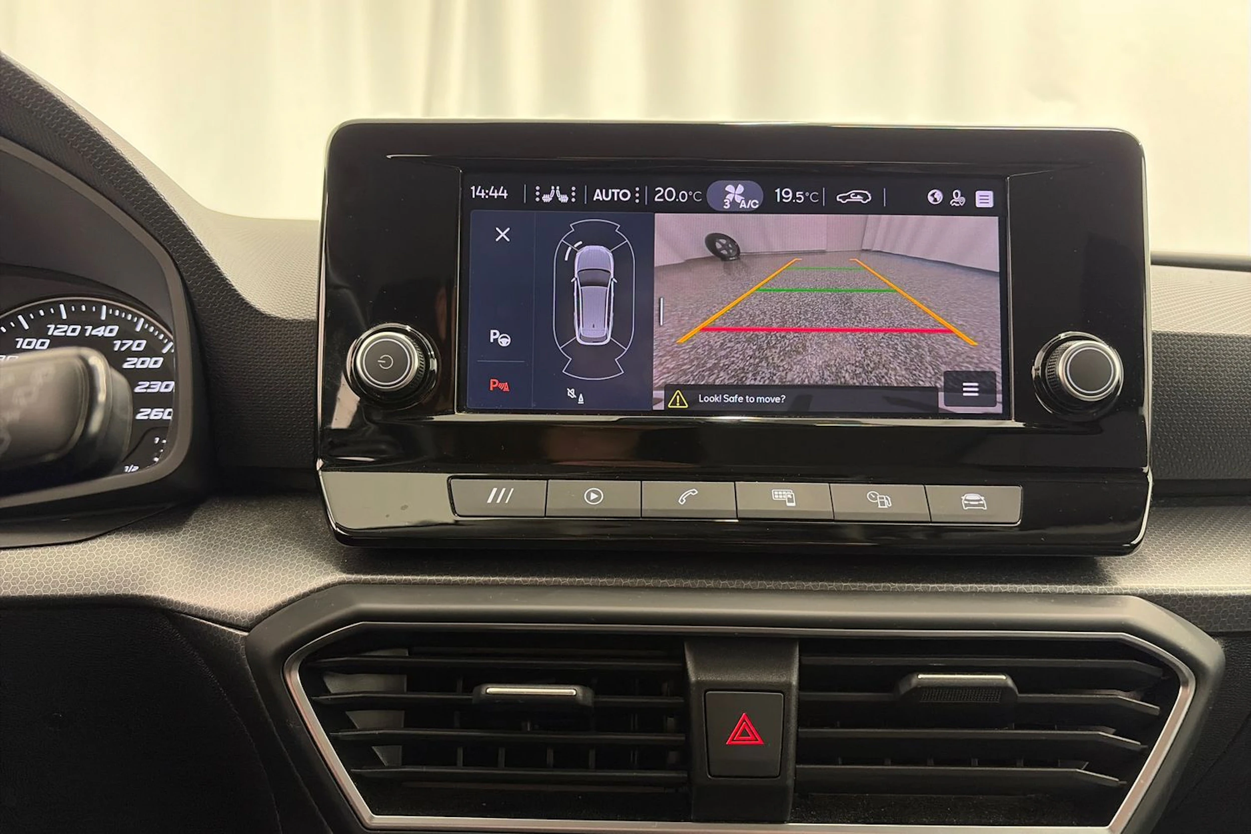 valkoinen SEAT Leon Sportstourer 2024 kuva 16.
