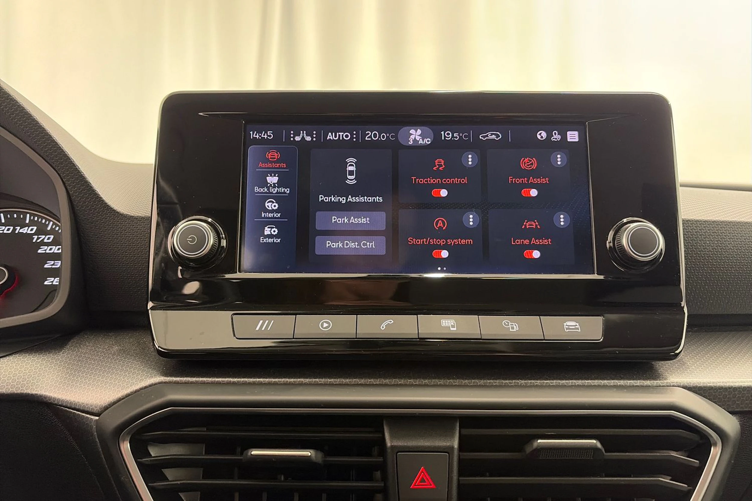 valkoinen SEAT Leon Sportstourer 2024 kuva 18.