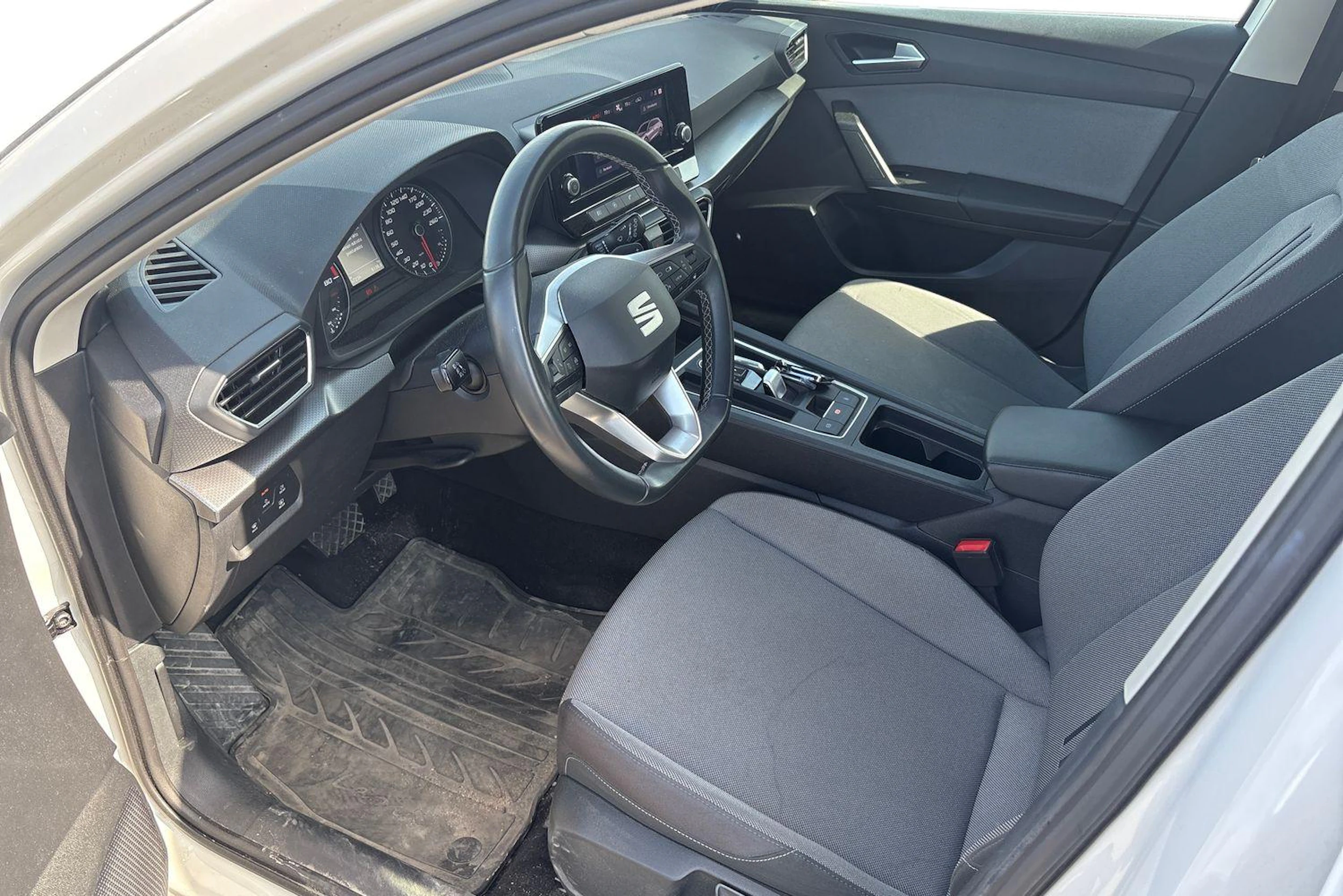 valkoinen SEAT Leon Sportstourer 2024 kuva 3.