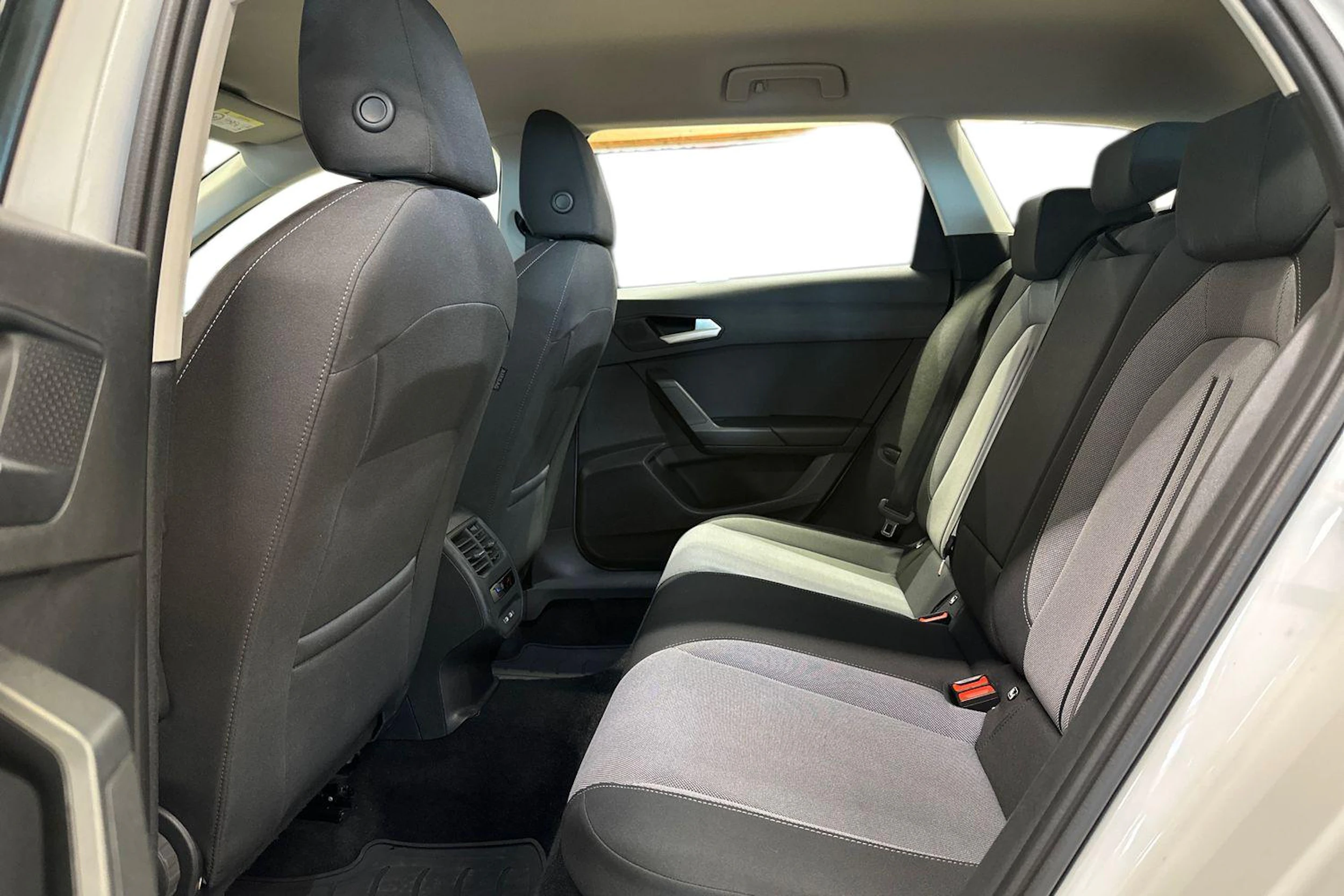 valkoinen SEAT Leon Sportstourer 2024 kuva 8.