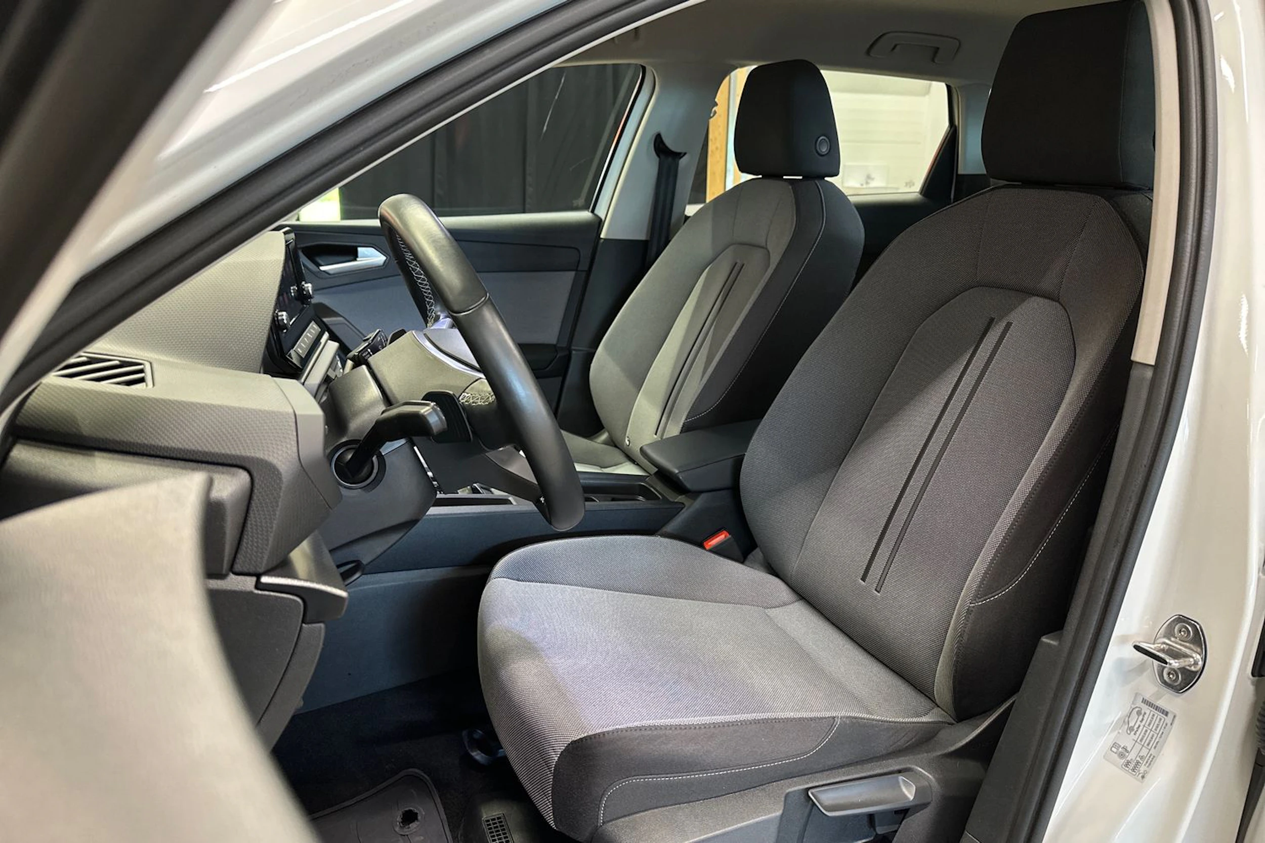 valkoinen SEAT Leon Sportstourer 2024 kuva 11.
