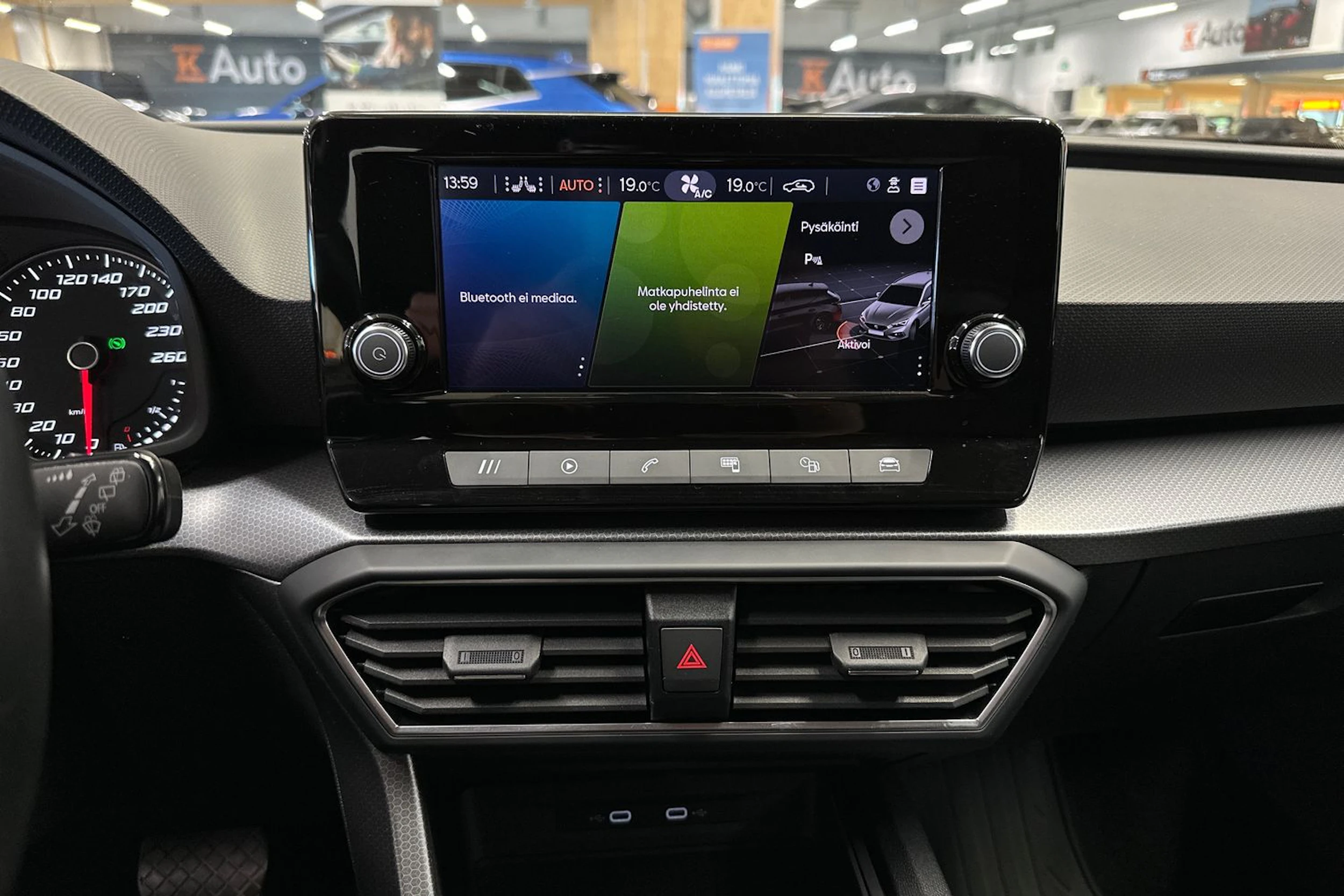 valkoinen SEAT Leon Sportstourer 2024 kuva 16.