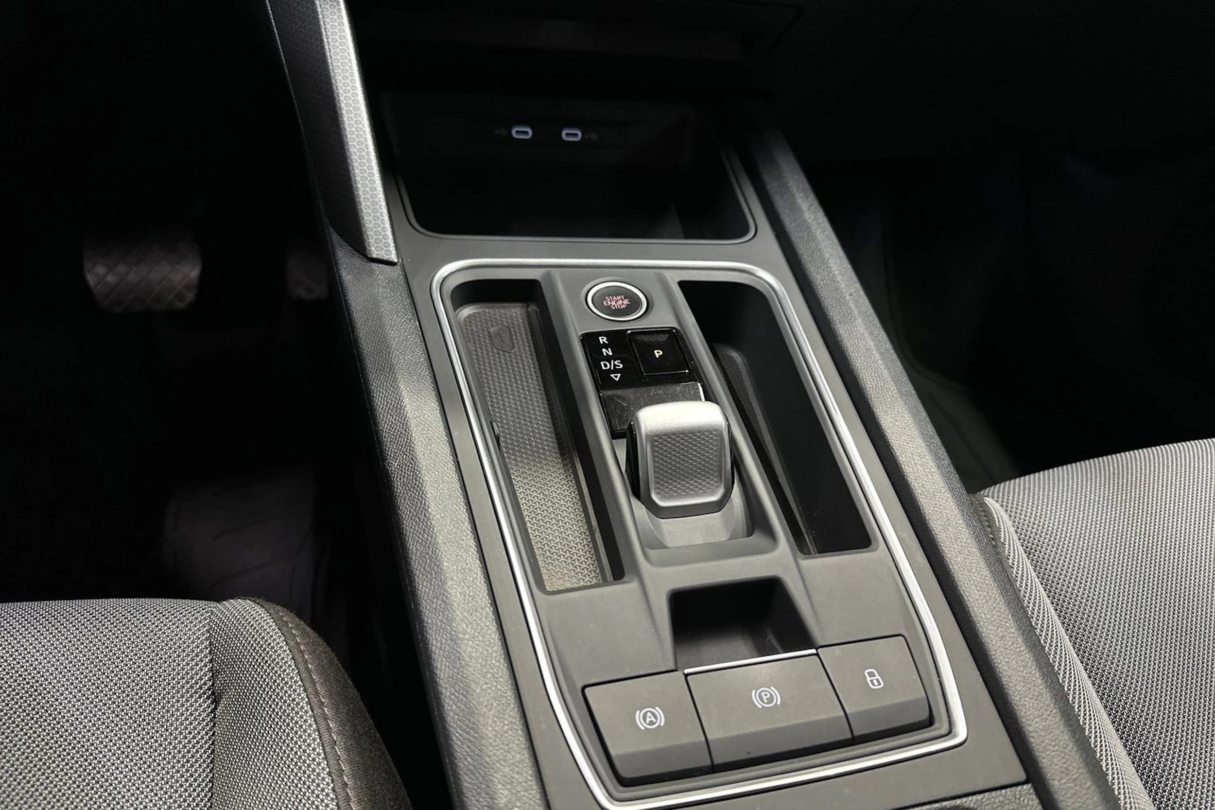 valkoinen SEAT Leon Sportstourer 2024 kuva 17.