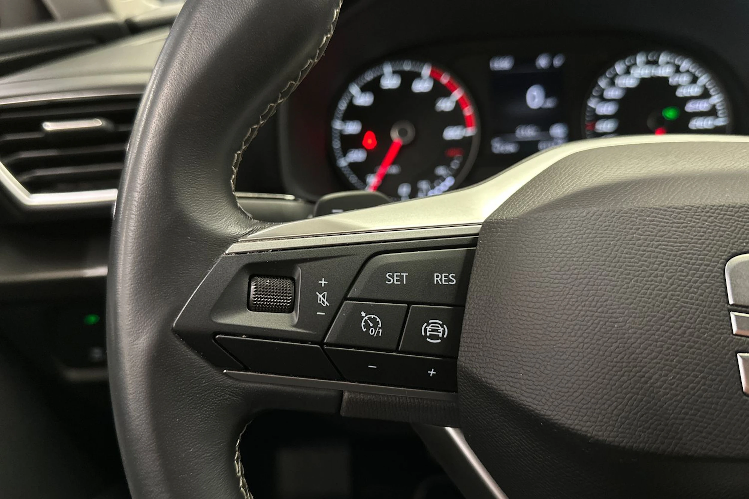 valkoinen SEAT Leon Sportstourer 2024 kuva 19.