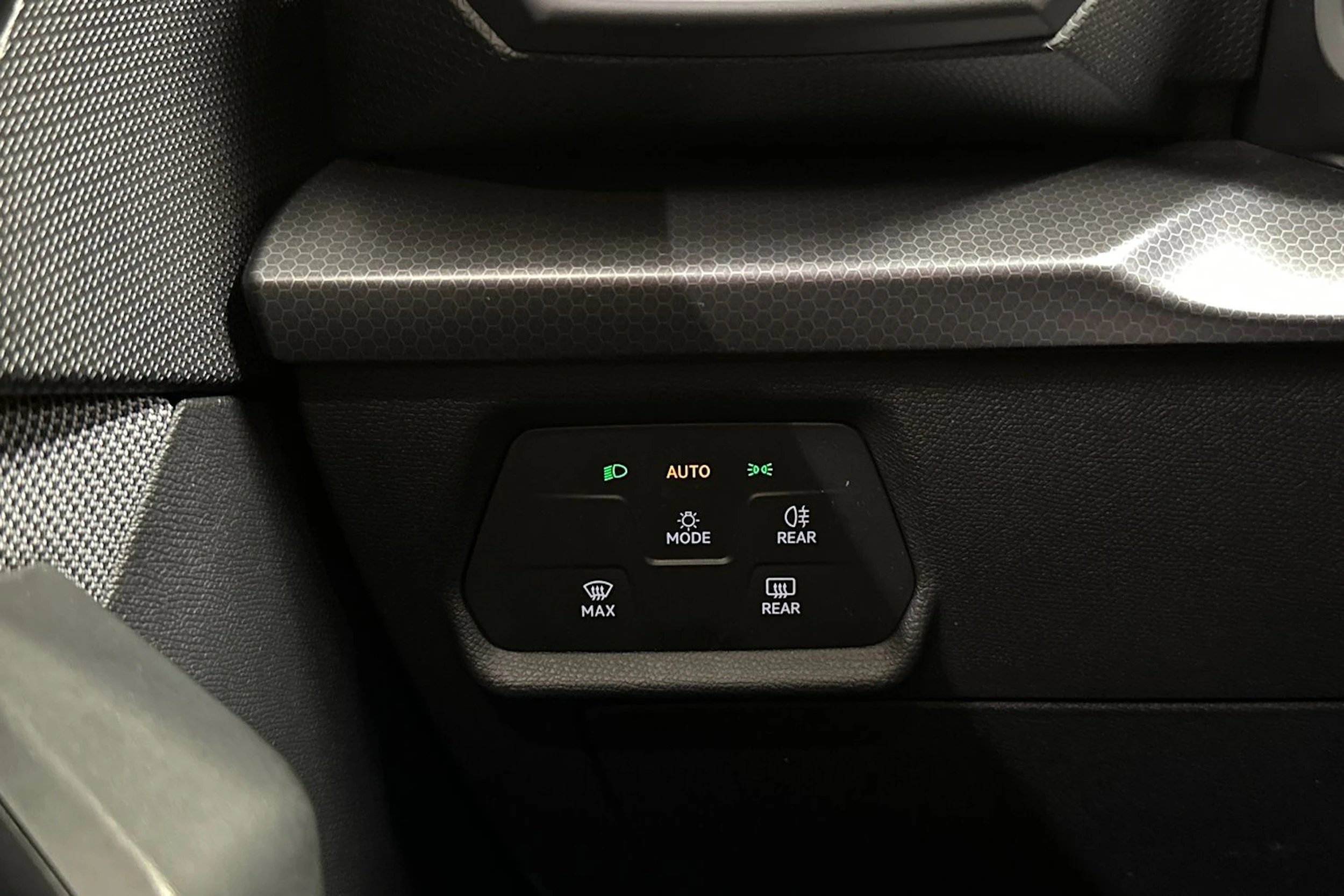 valkoinen SEAT Leon Sportstourer 2024 kuva 21.