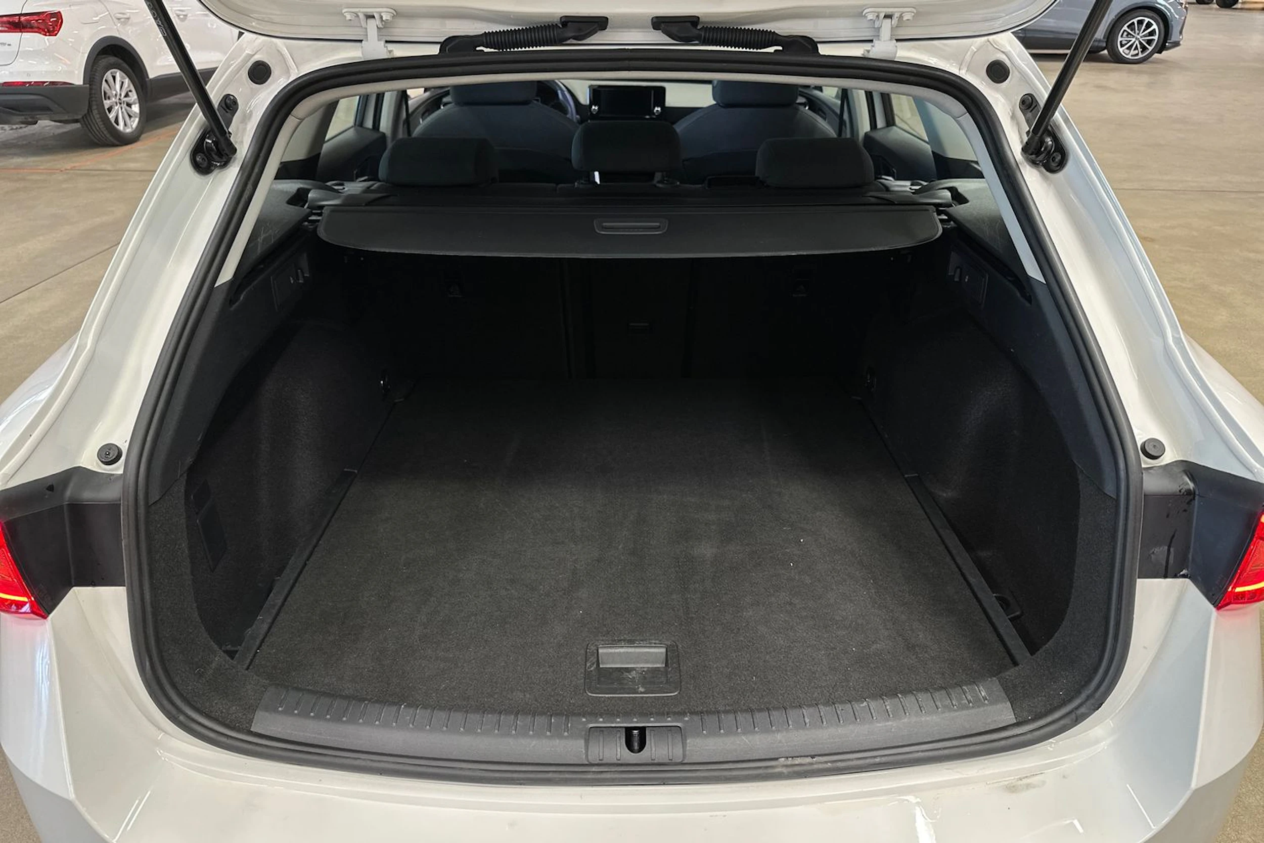 valkoinen SEAT Leon Sportstourer 2024 kuva 27.