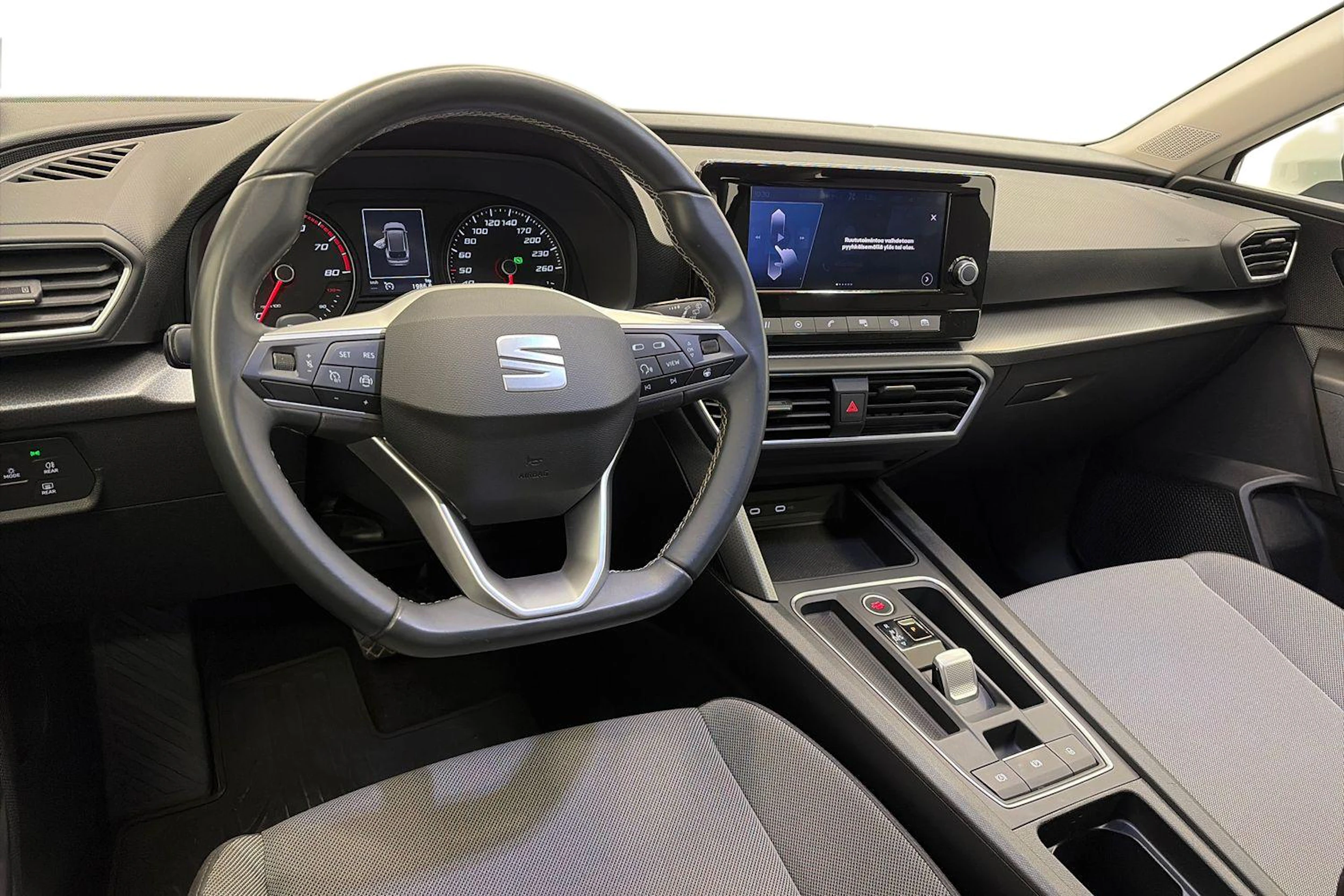 valkoinen SEAT Leon Sportstourer 2024 kuva 6.