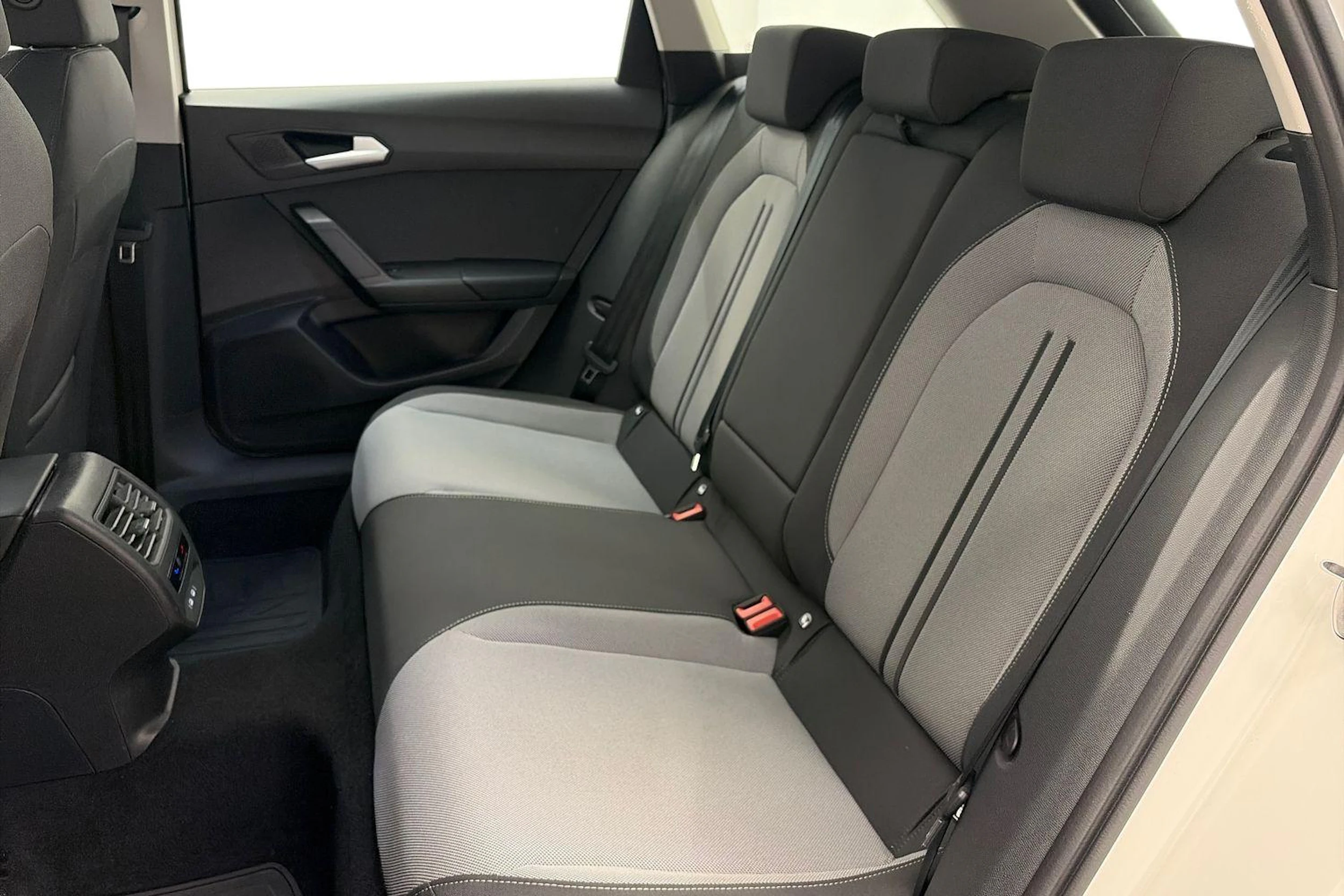 valkoinen SEAT Leon Sportstourer 2024 kuva 8.