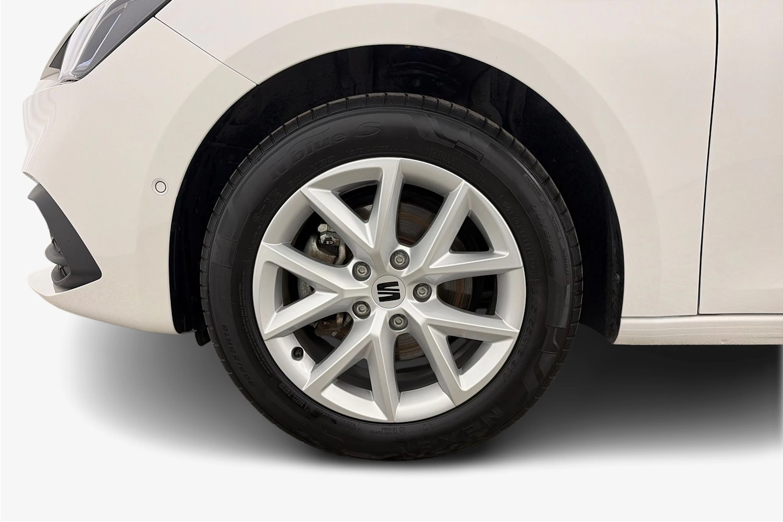valkoinen SEAT Leon Sportstourer 2024 kuva 9.
