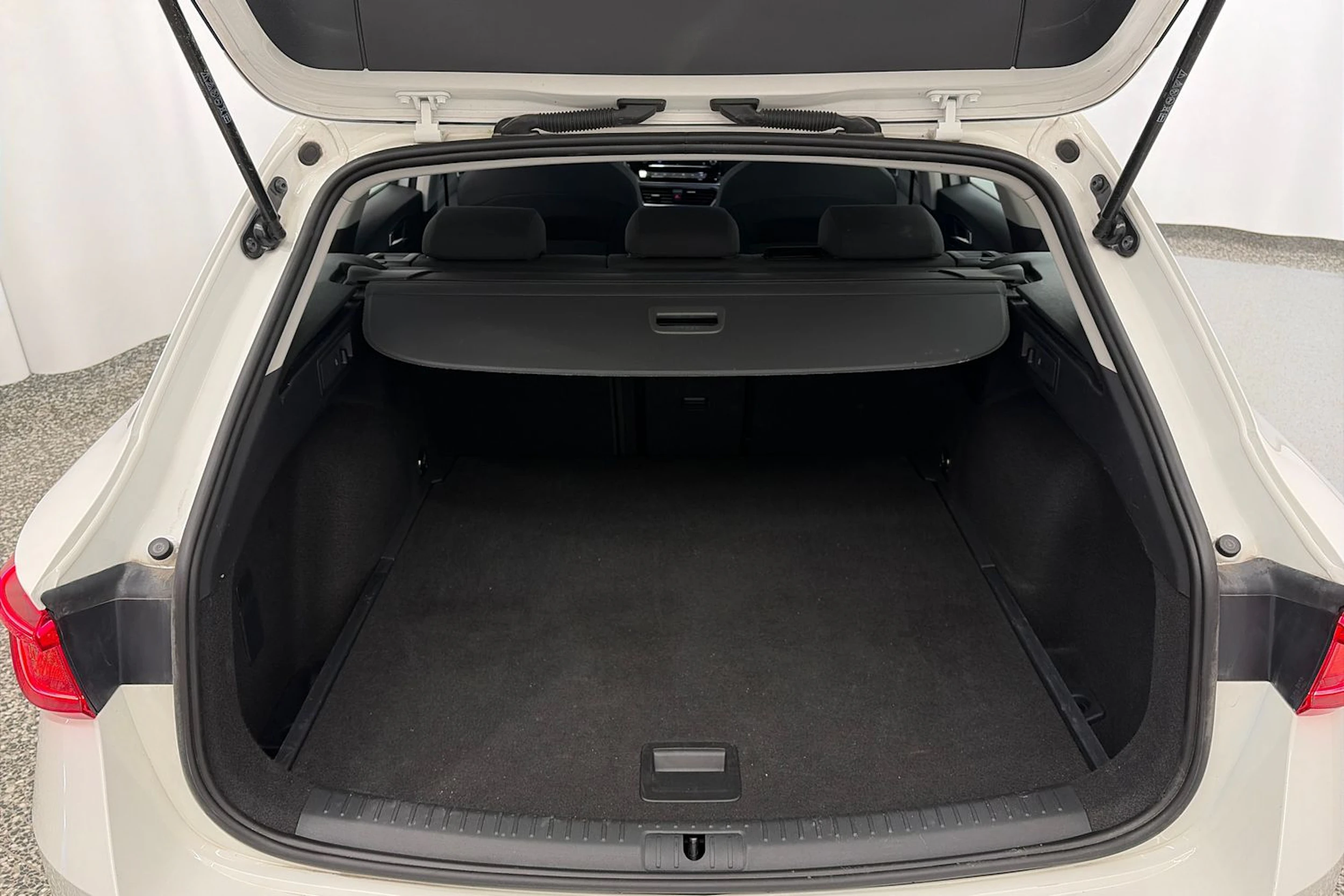 valkoinen SEAT Leon Sportstourer 2024 kuva 11.