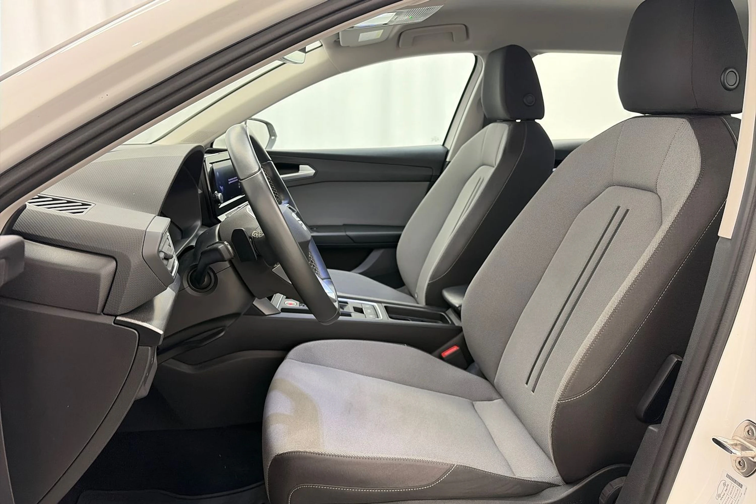 valkoinen SEAT Leon Sportstourer 2024 kuva 12.