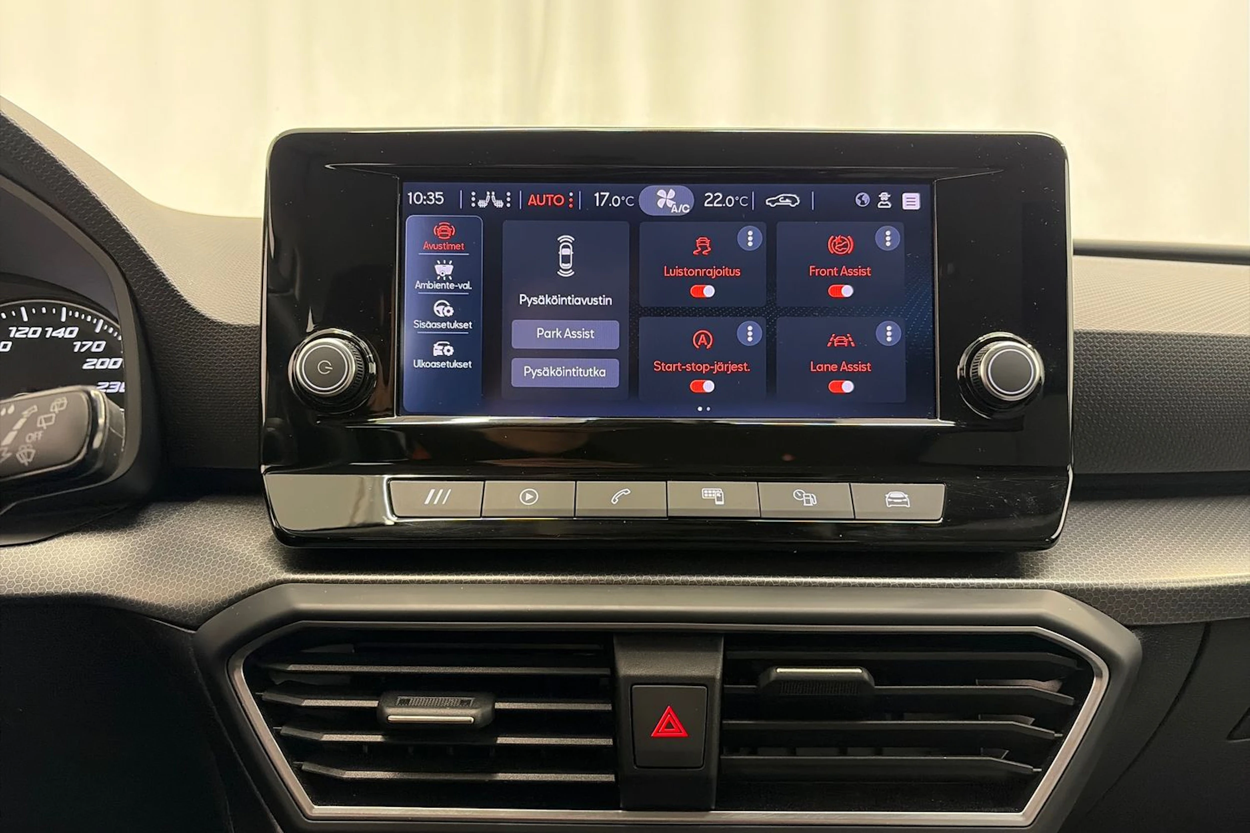 valkoinen SEAT Leon Sportstourer 2024 kuva 18.