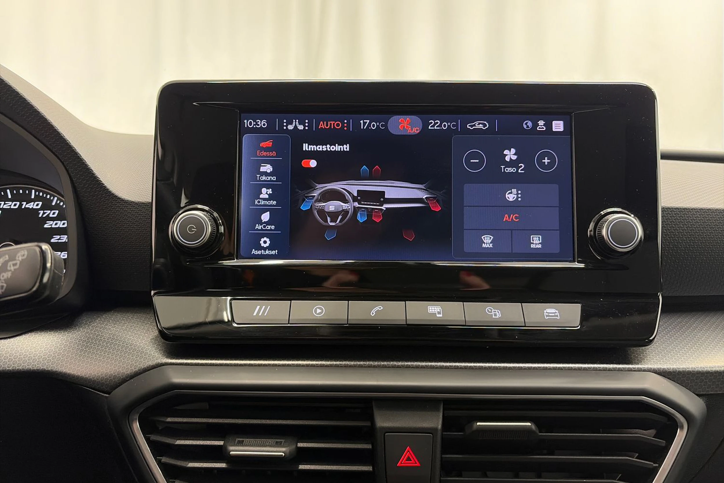 valkoinen SEAT Leon Sportstourer 2024 kuva 19.