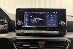 valkoinen SEAT Leon Sportstourer 2024 kuva 19.