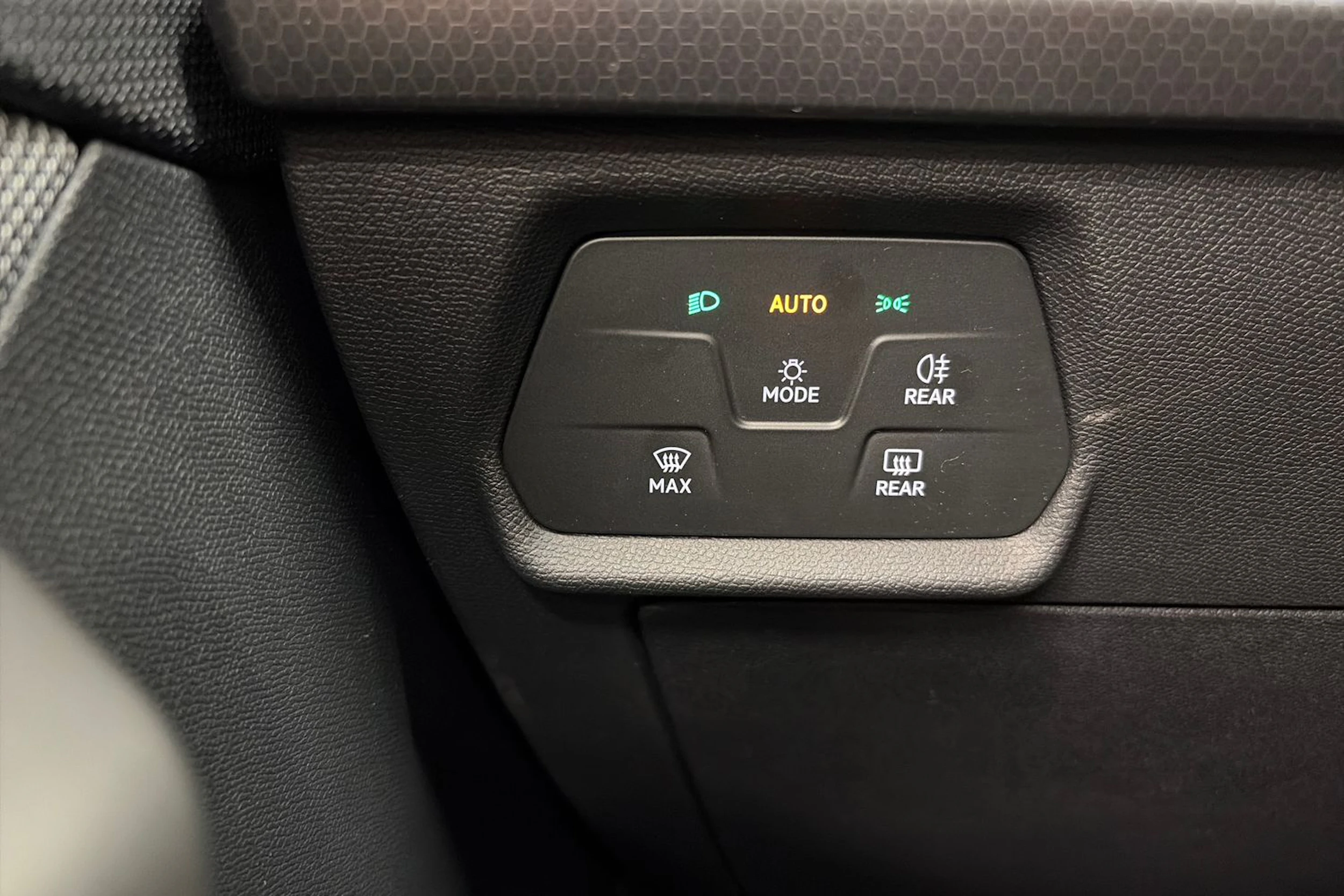 valkoinen SEAT Leon Sportstourer 2024 kuva 20.