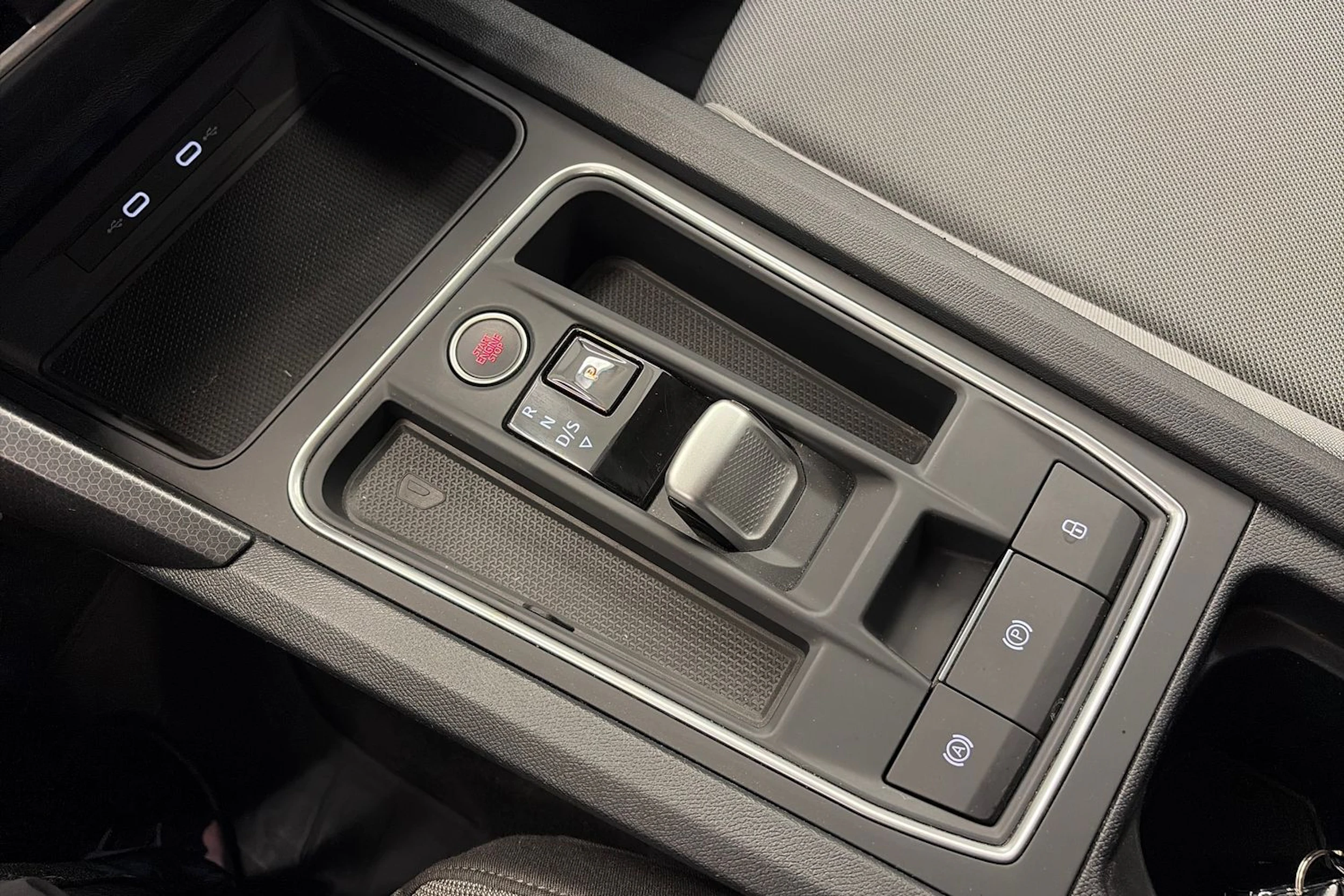 valkoinen SEAT Leon Sportstourer 2024 kuva 22.