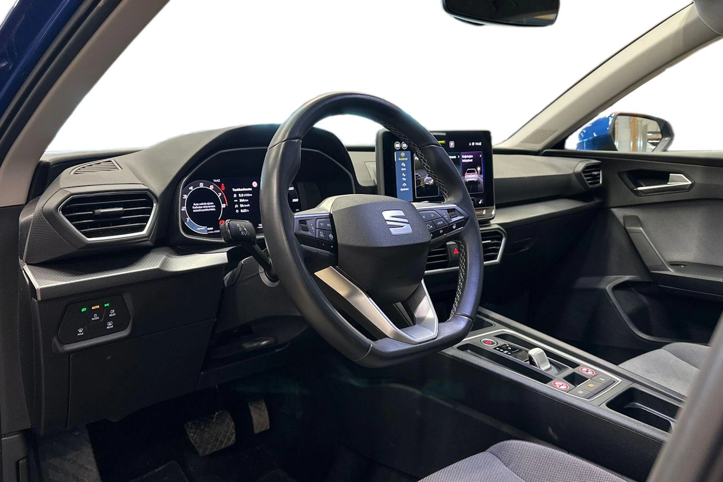 sininen SEAT Leon Sportstourer 2024 kuva 3.