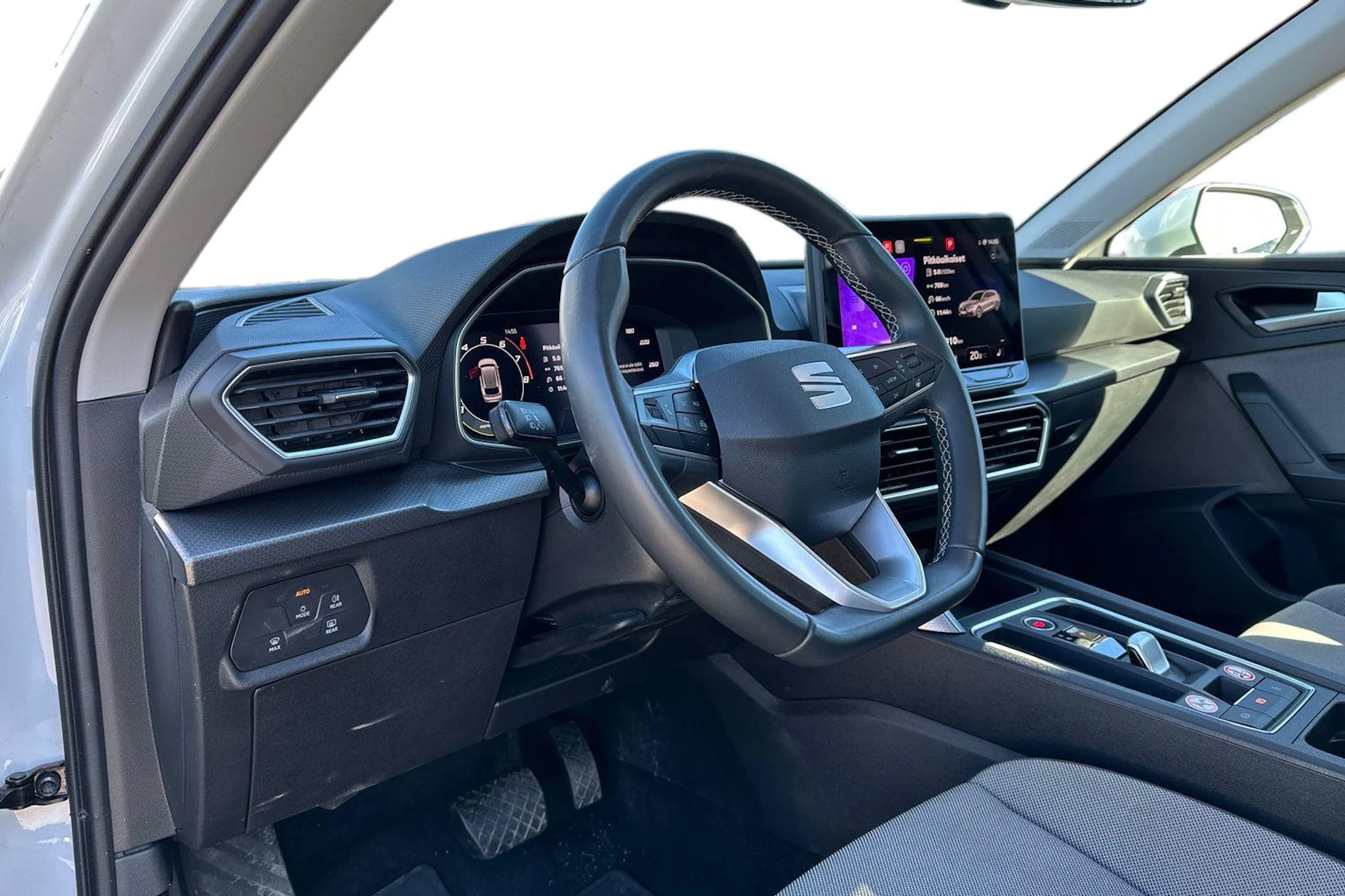 valkoinen SEAT Leon Sportstourer 2024 kuva 3.