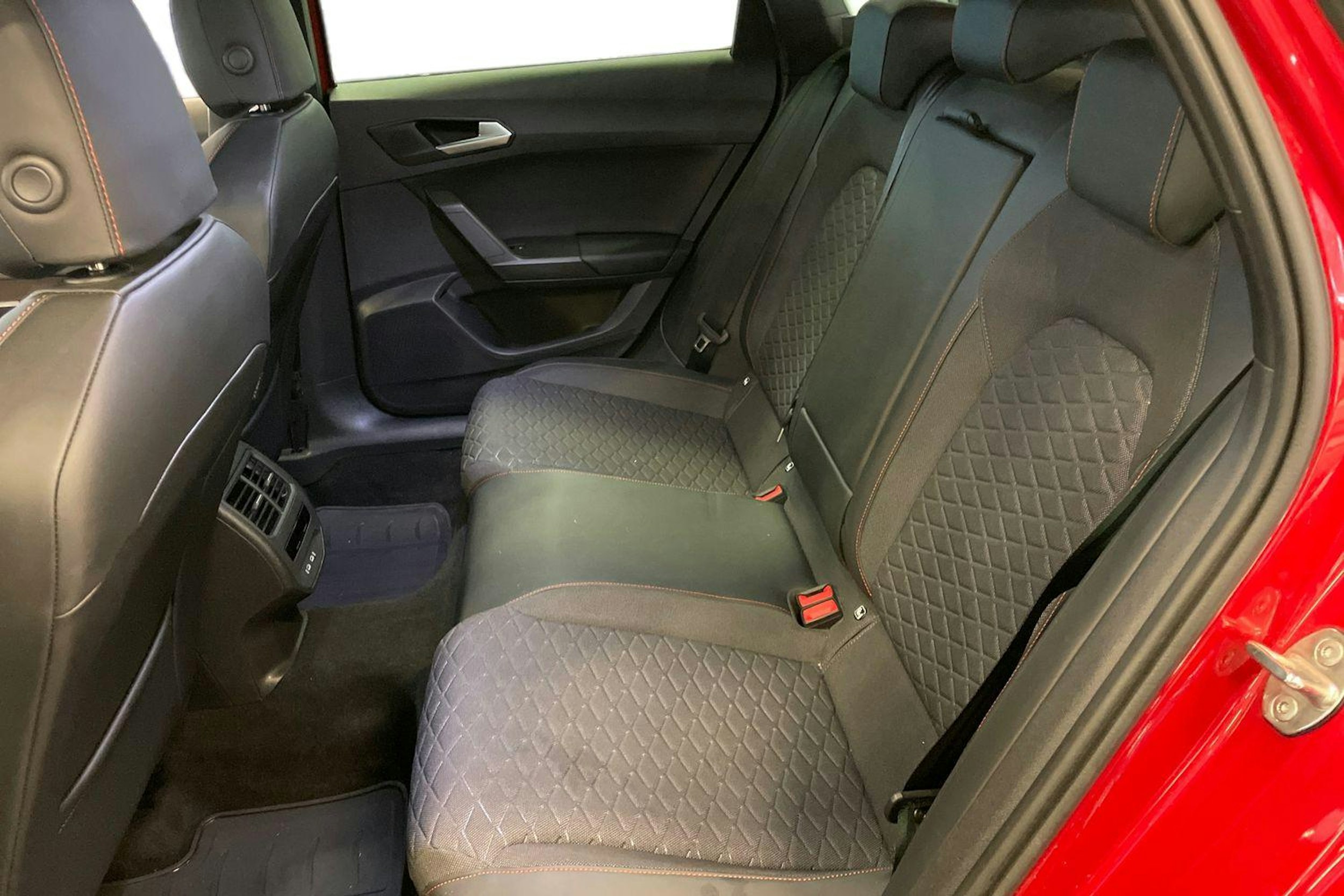 punainen SEAT Leon Sportstourer 2024 kuva 10.