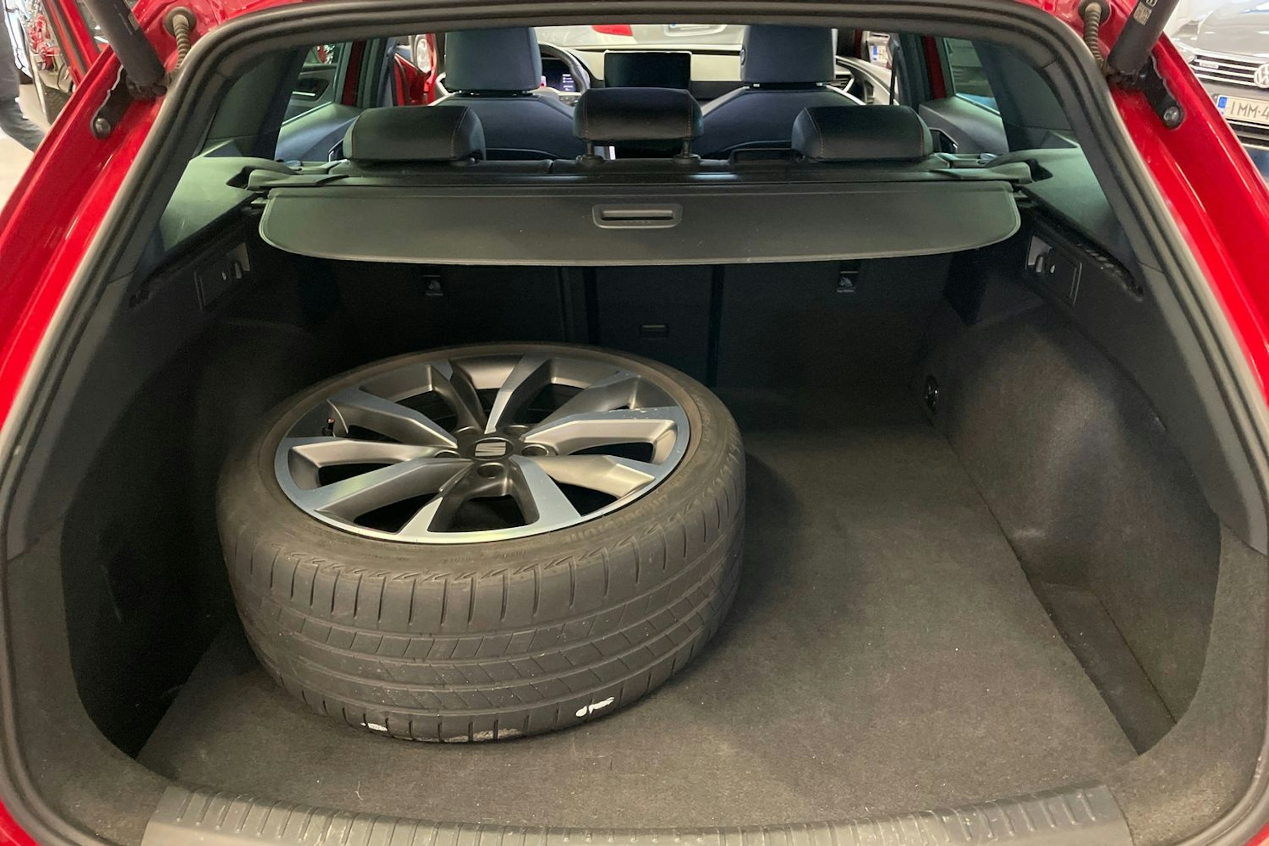 punainen SEAT Leon Sportstourer 2024 kuva 16.