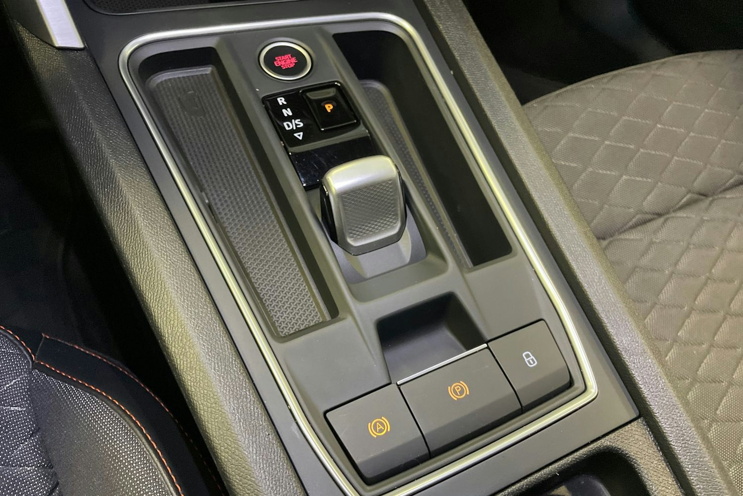 punainen SEAT Leon Sportstourer 2024 kuva 18.