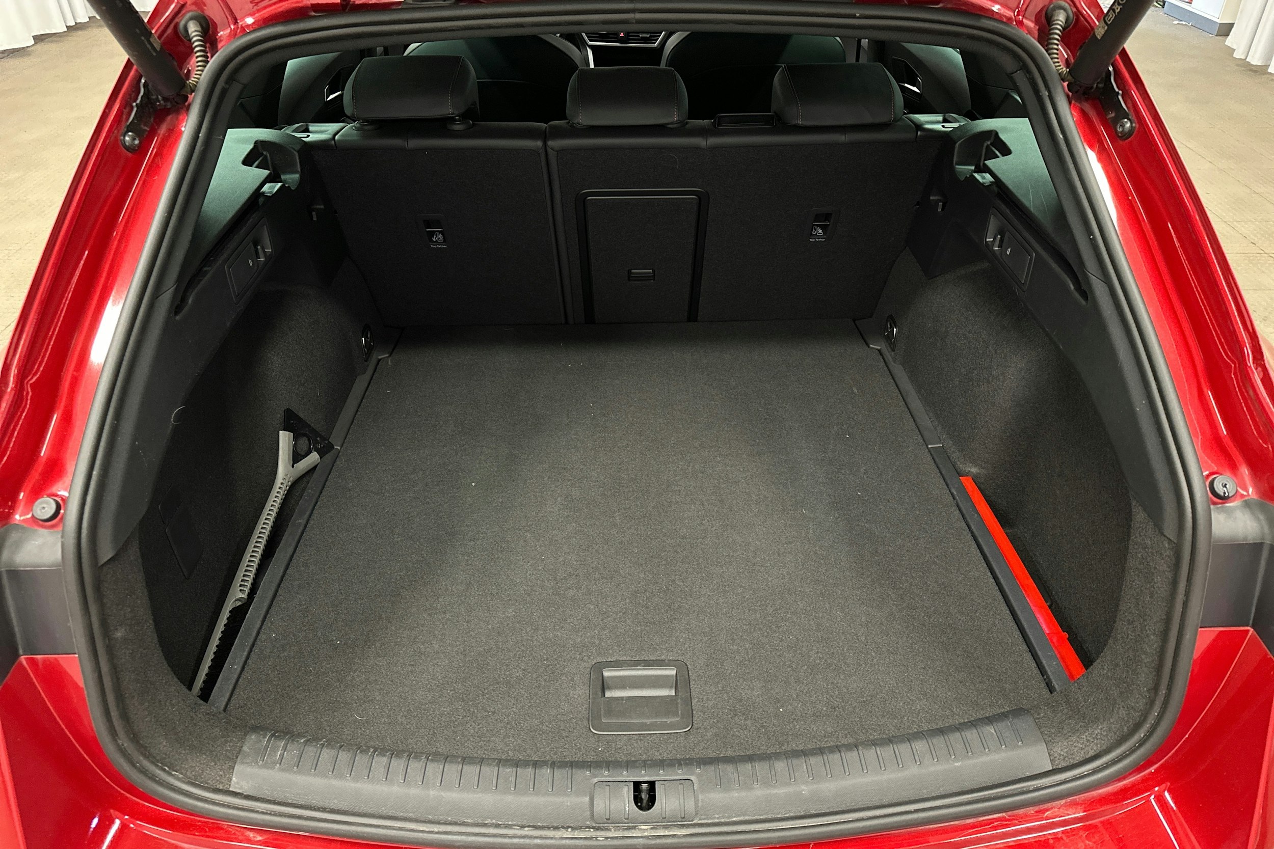 punainen SEAT Leon Sportstourer 2024 kuva 14.