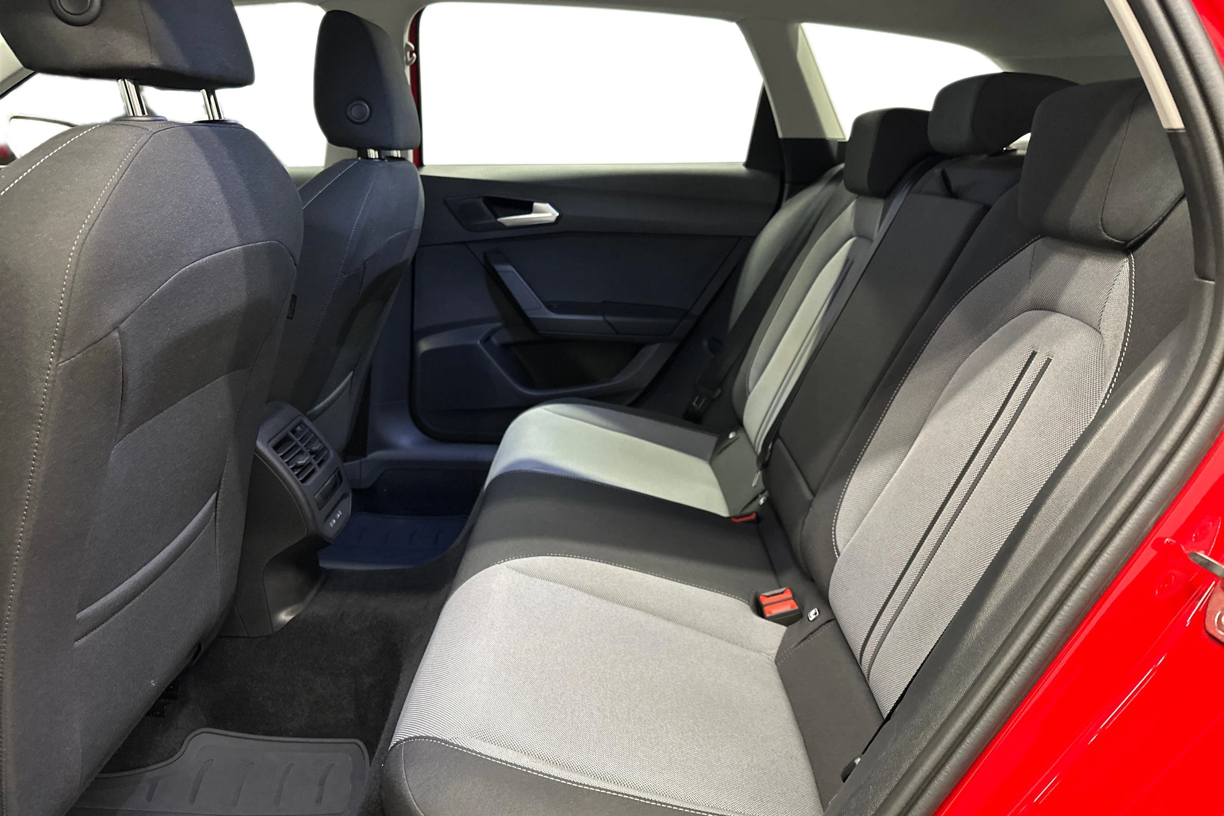 punainen SEAT Leon Sportstourer 2024 kuva 11.