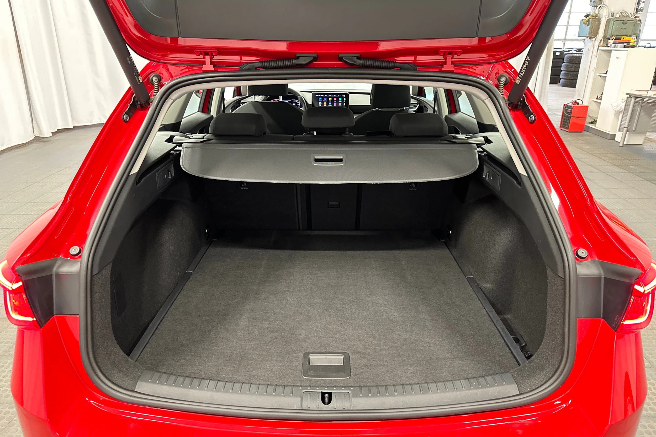 punainen SEAT Leon Sportstourer 2024 kuva 29.