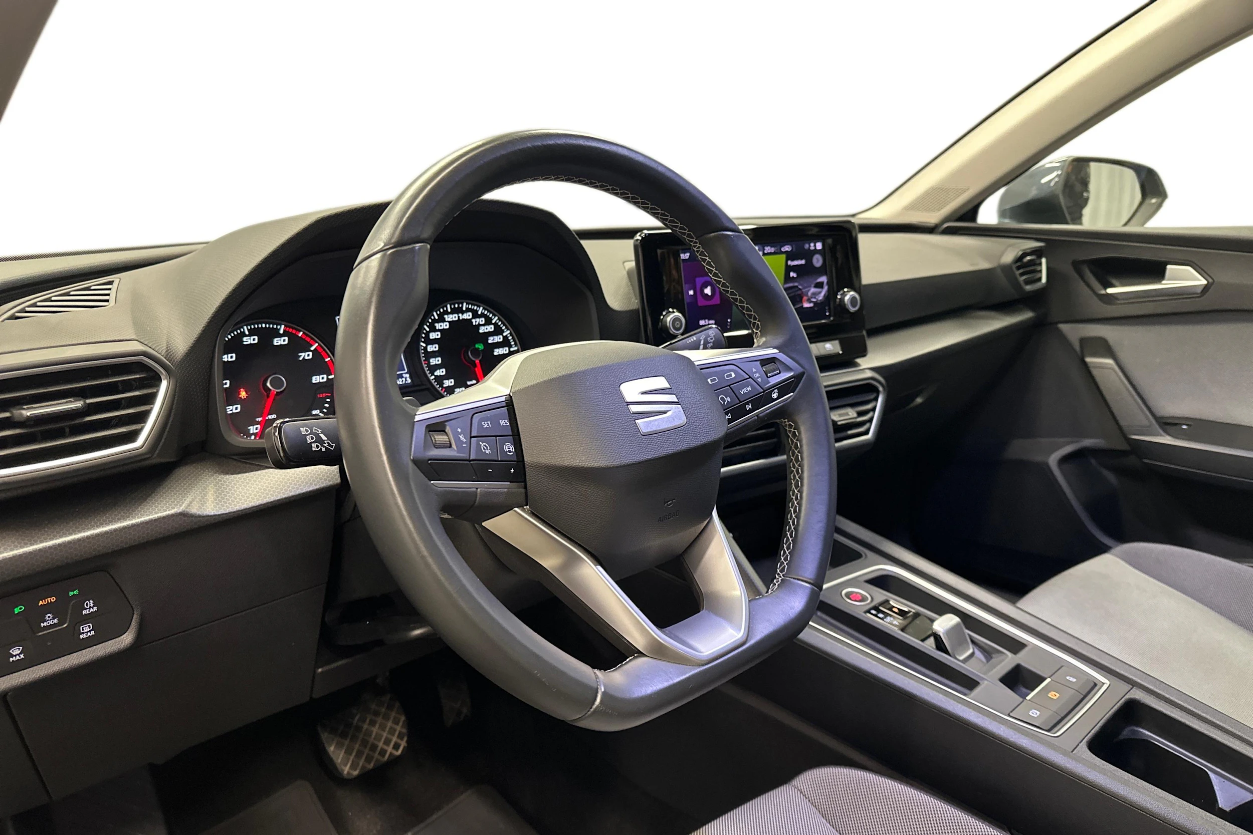 harmaa SEAT Leon Sportstourer 2024 kuva 6.